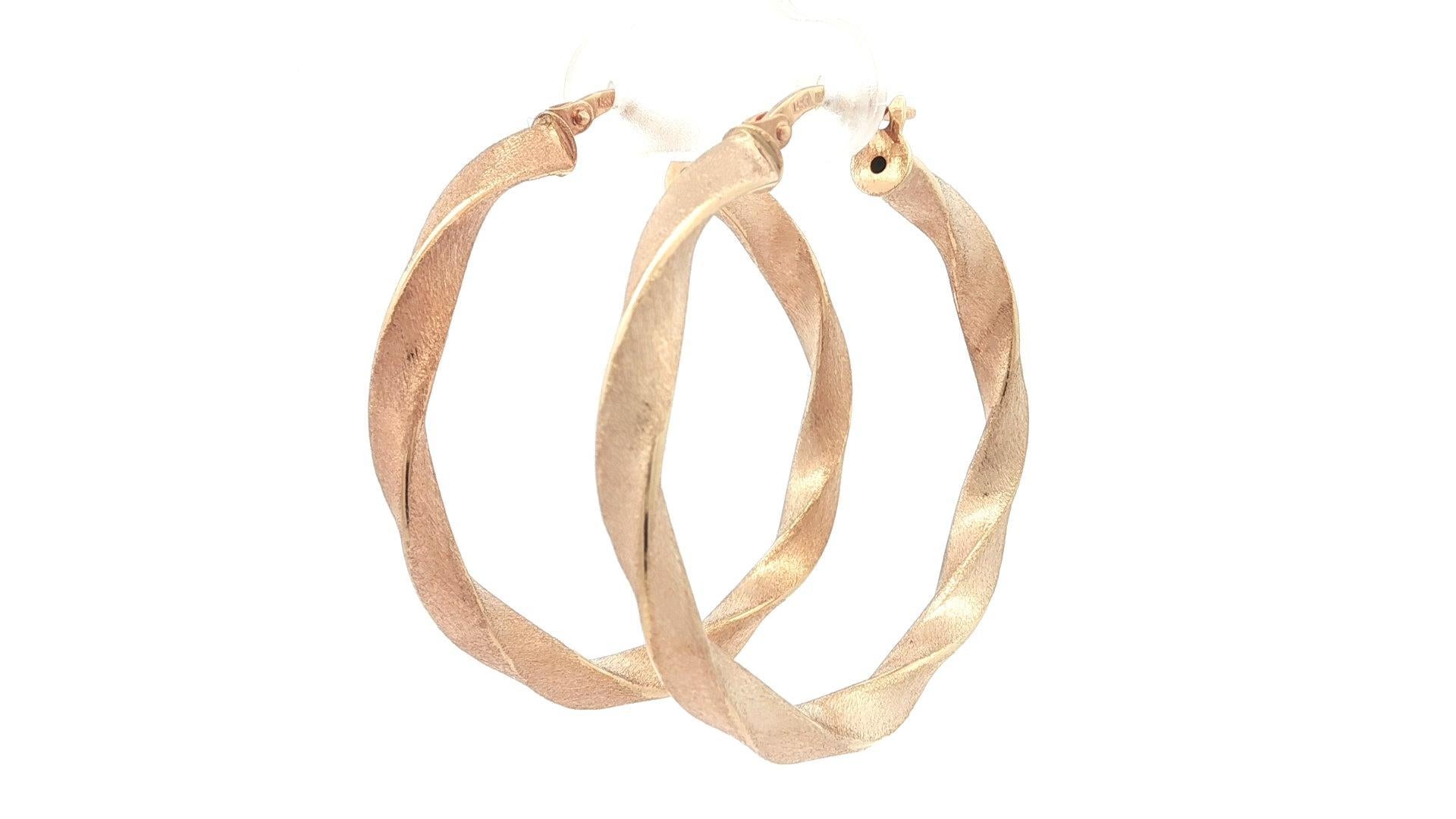 Orecchini a cerchio grandi in oro giallo 14k da 36 mm con design ritorto e finitura satinata in vendita 2