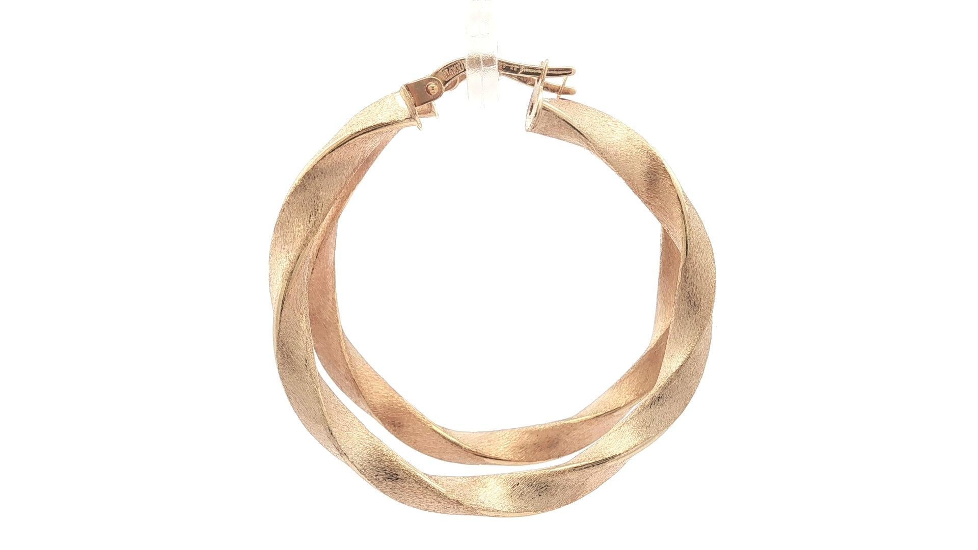 Orecchini a cerchio grandi in oro giallo 14k da 36 mm con design ritorto e finitura satinata in vendita 3