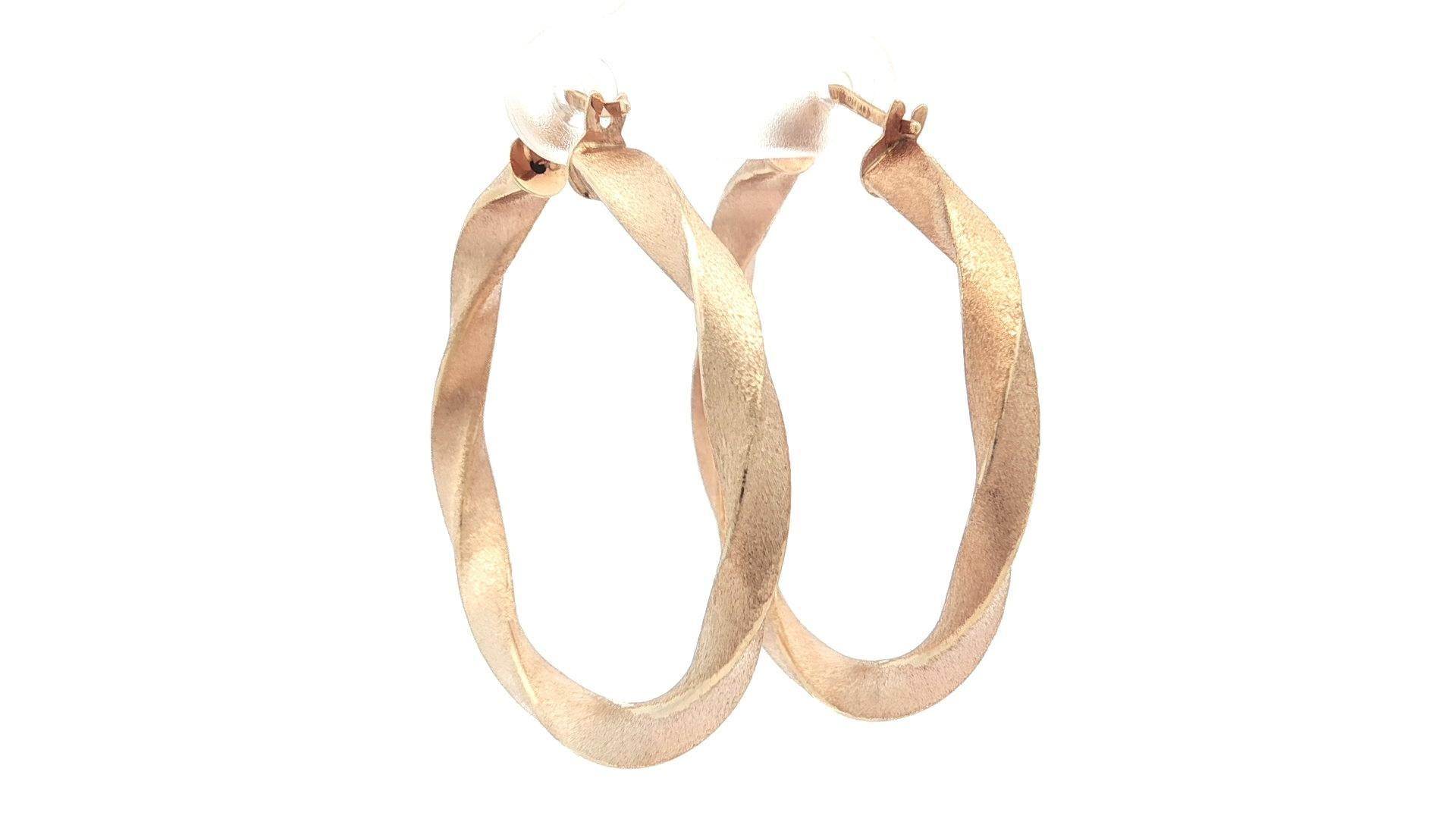 Orecchini a cerchio grandi in oro giallo 14k da 36 mm con design ritorto e finitura satinata in vendita 4