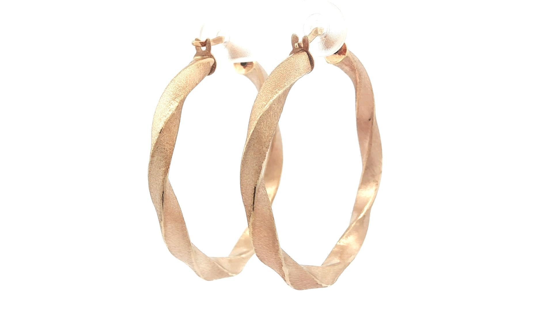 Orecchini a cerchio grandi in oro giallo 14k da 36 mm con design ritorto e finitura satinata in vendita 5