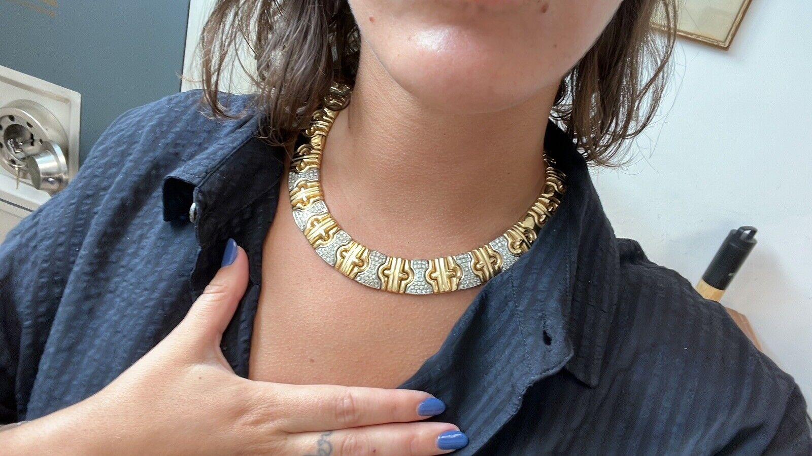 
Hier haben Sie die Chance, ein wunderschönes Designer-Set mit hohem Sammlerwert zu erwerben, das aus einer Halskette, Ohrringen, einer Uhr und einem Armband besteht.  

