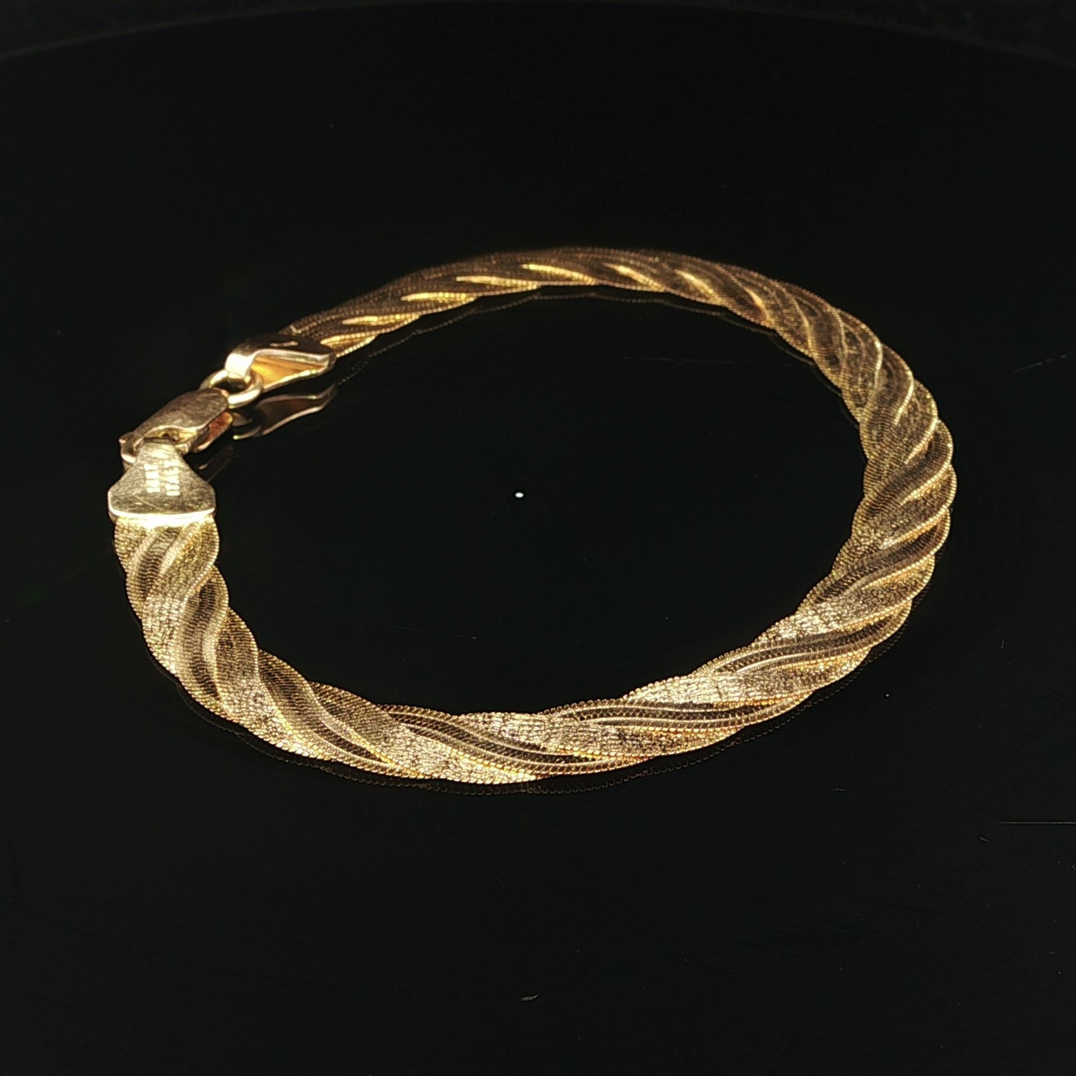 Pulsera de cadena trenzada reversible italiana de oro amarillo de 14k texturizada y pulida por 2 lados

Material: Oro amarillo macizo de 14 quilates
Peso: 6.37 gramos
Tipo: Eslabón de espiga plano trenzado texturizado de 0,8 mm
Longitud: 7