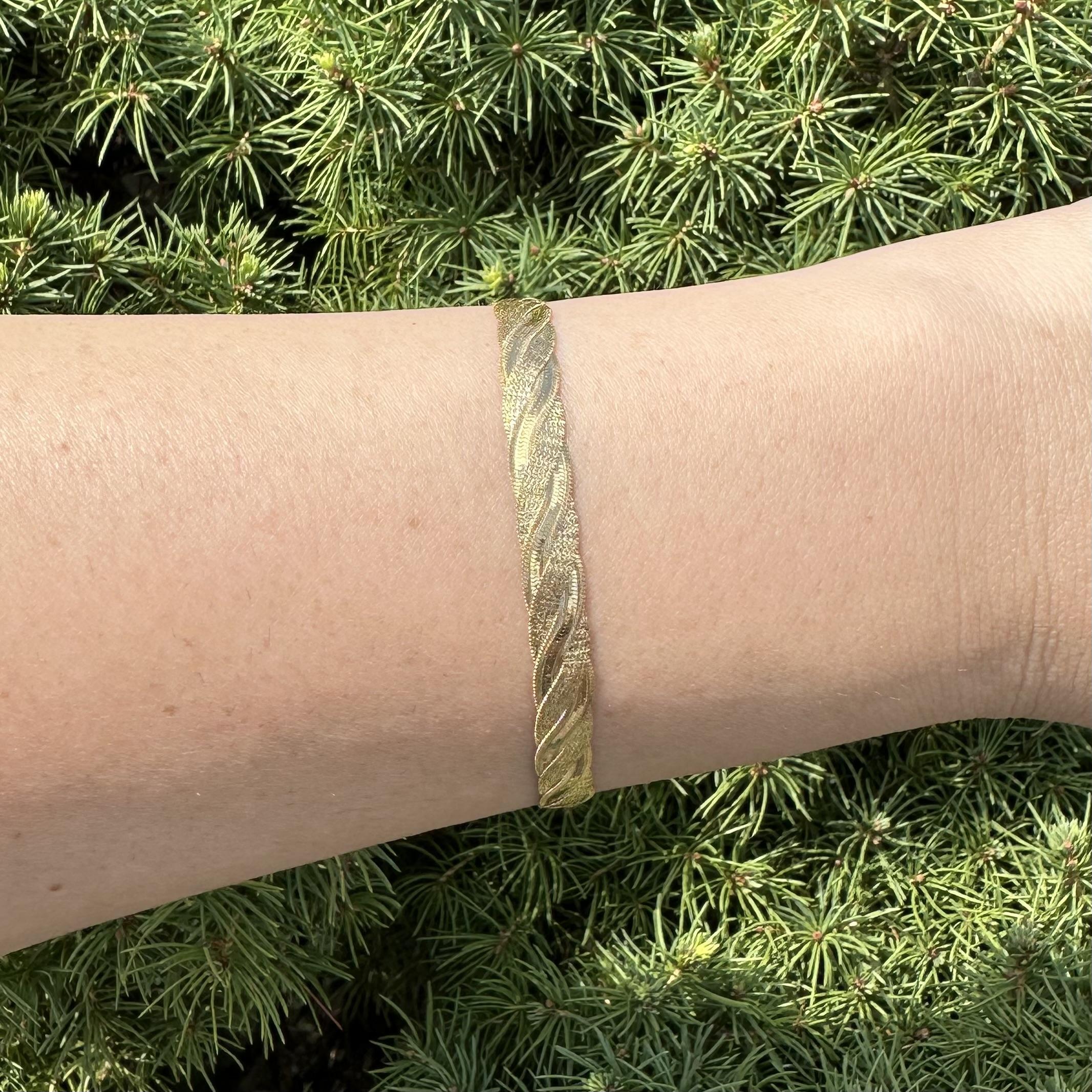 Pulsera italiana de oro amarillo de 14k con textura trenzada y eslabones planos en espiga en venta 1