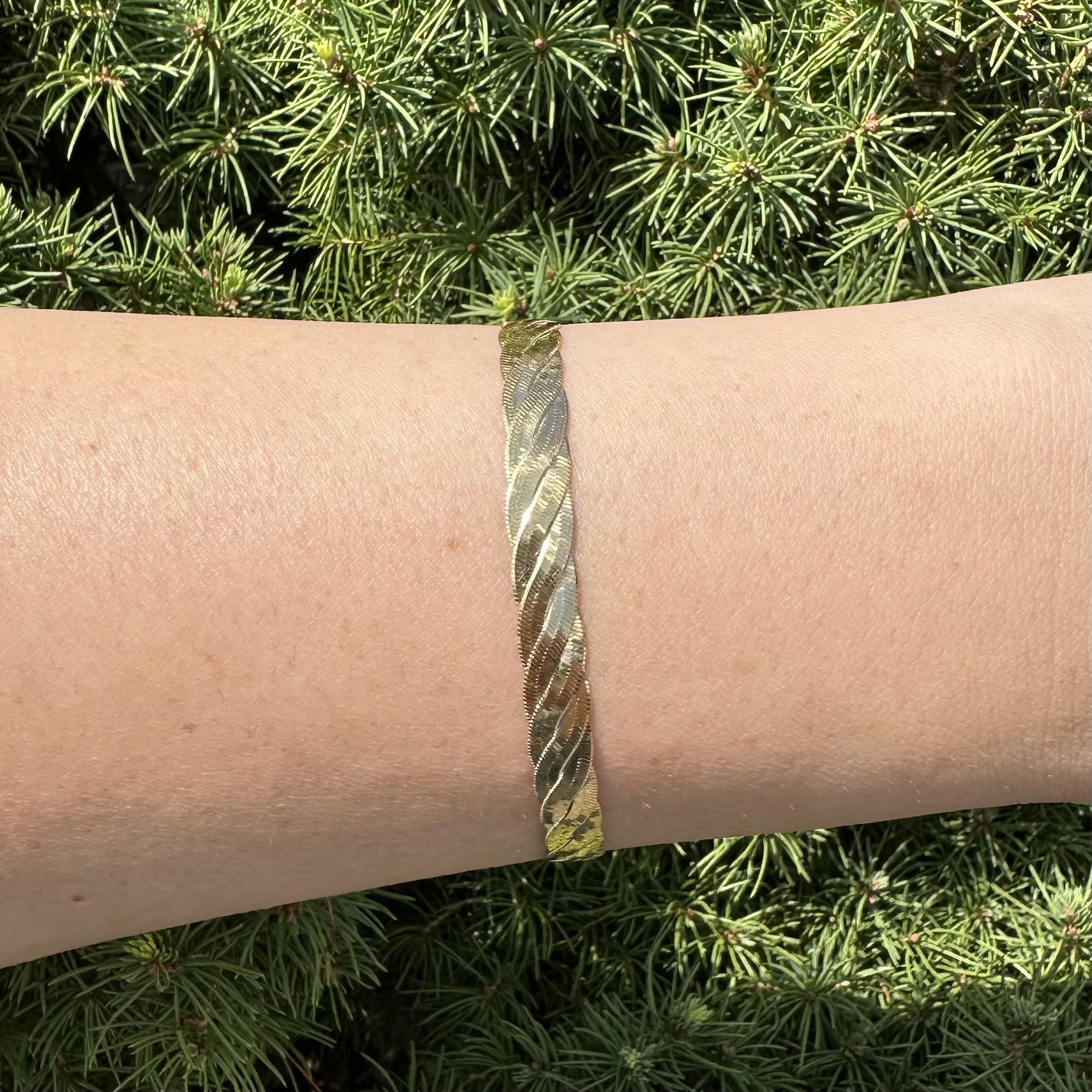 Pulsera italiana de oro amarillo de 14k con textura trenzada y eslabones planos en espiga en venta 2