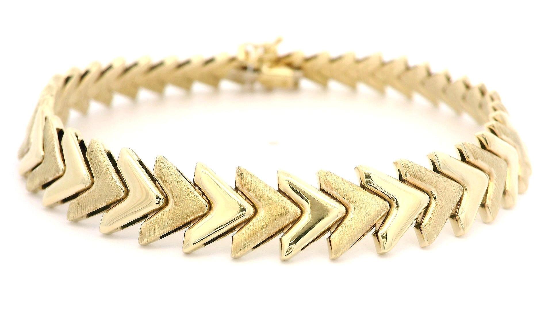 MATERIAL : Or jaune 14k massif
Poids : 16,58 grammes
Type : V Chevron I.I.I. Bracelet à maillons
Longueur : Mesure 7 pouces à l'aide d'une règle. S'adapte confortablement à un poignet de 7 pouces maximum
Fermoir : Fermoir en boîte avec loquet de