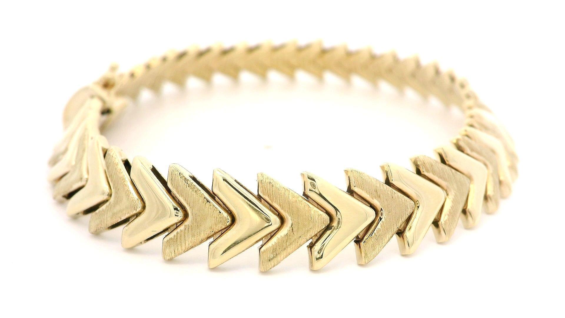 Bracelet italien en or jaune 14k Dual Finish Polished & Brushed Chevron V Link Bracelet Excellent état - En vente à Montclair, NJ