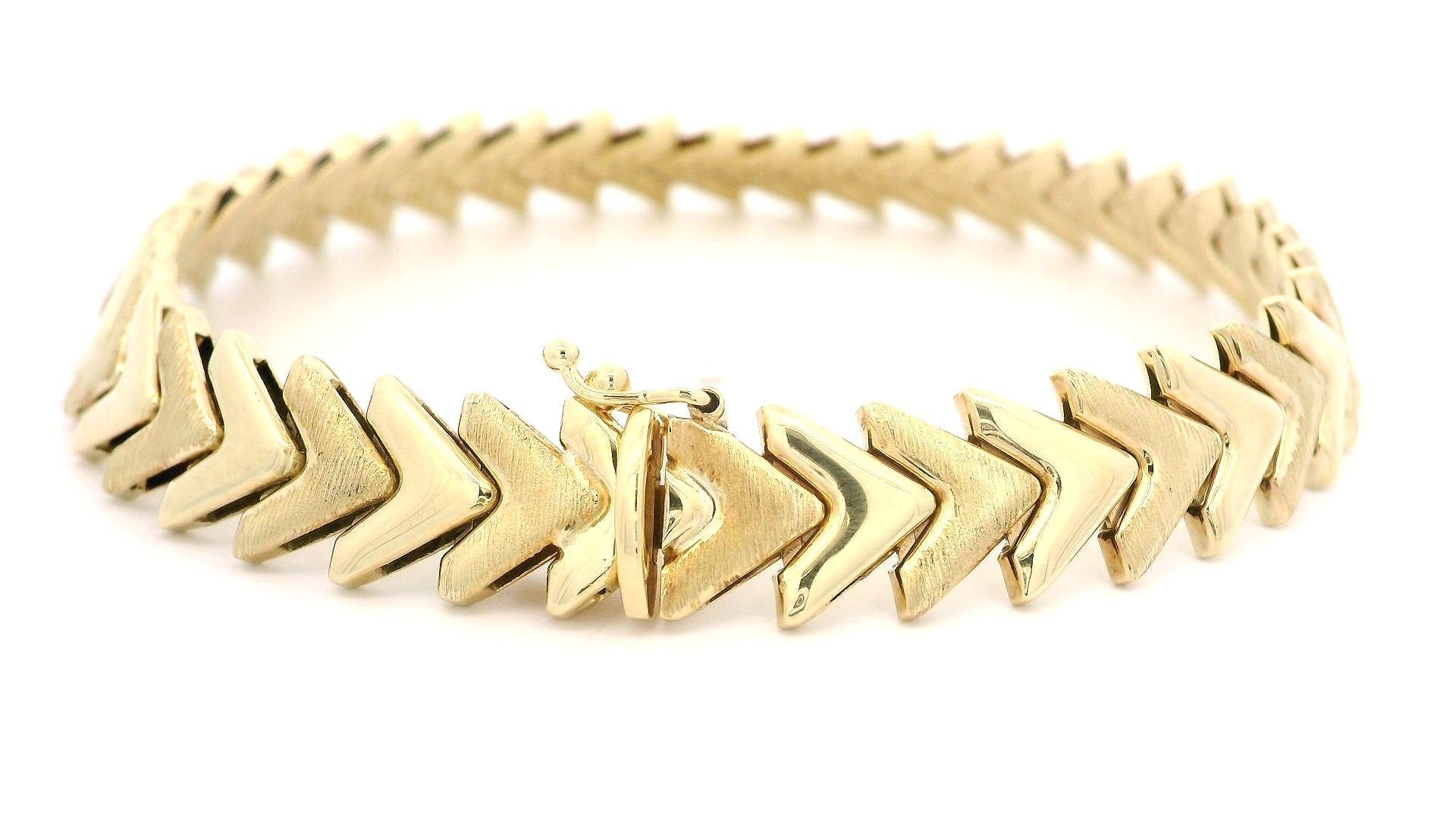 Bracelet italien en or jaune 14k Dual Finish Polished & Brushed Chevron V Link Bracelet Pour femmes en vente