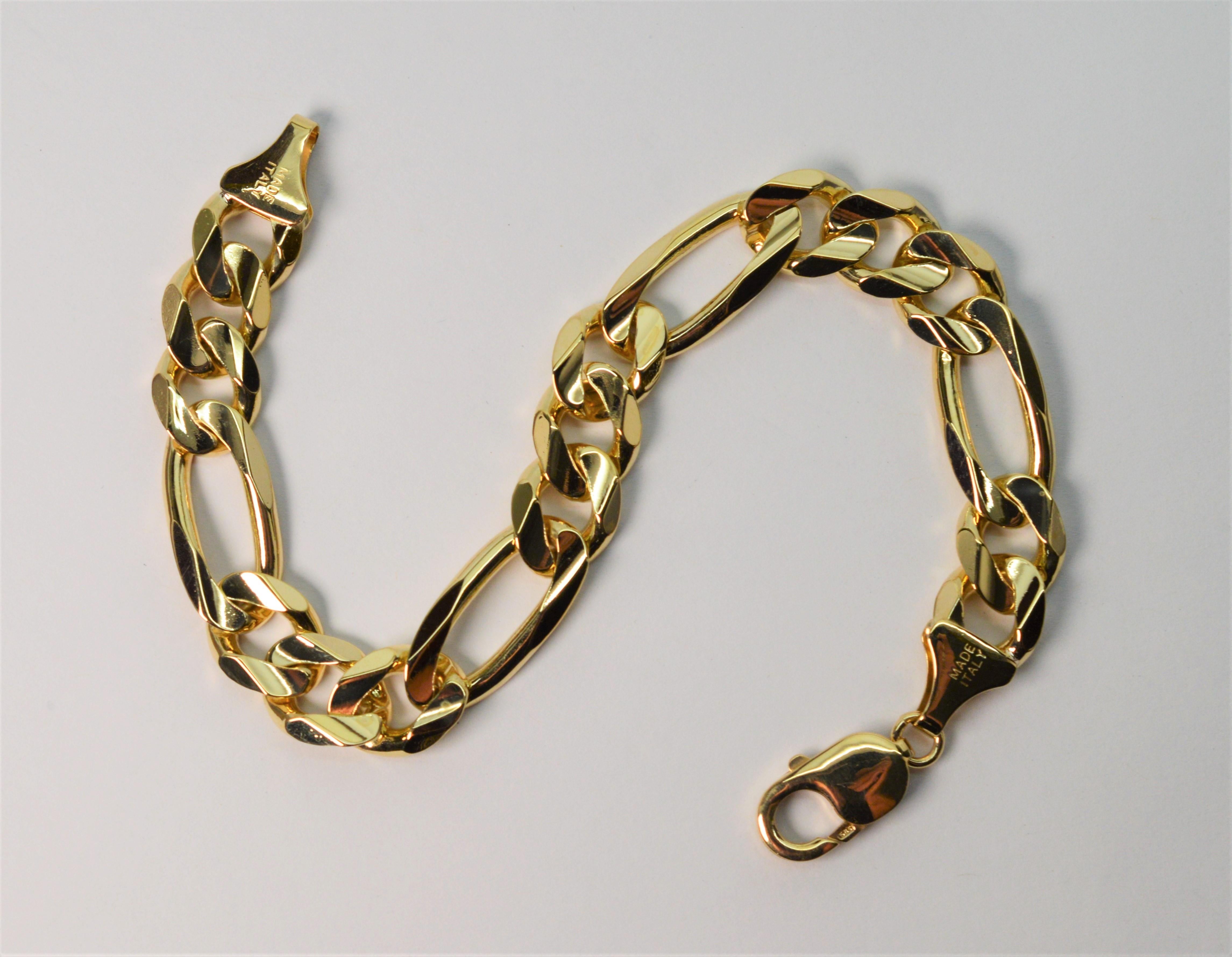 Italian made fourteen karat 14K yellow gold flat Figaro style chain bracelet. Unisex.
Nine inches in length, the bracelet links are diamond-cut  heavy 2- 3mm gauge. In excellent condition. Gift boxed.  