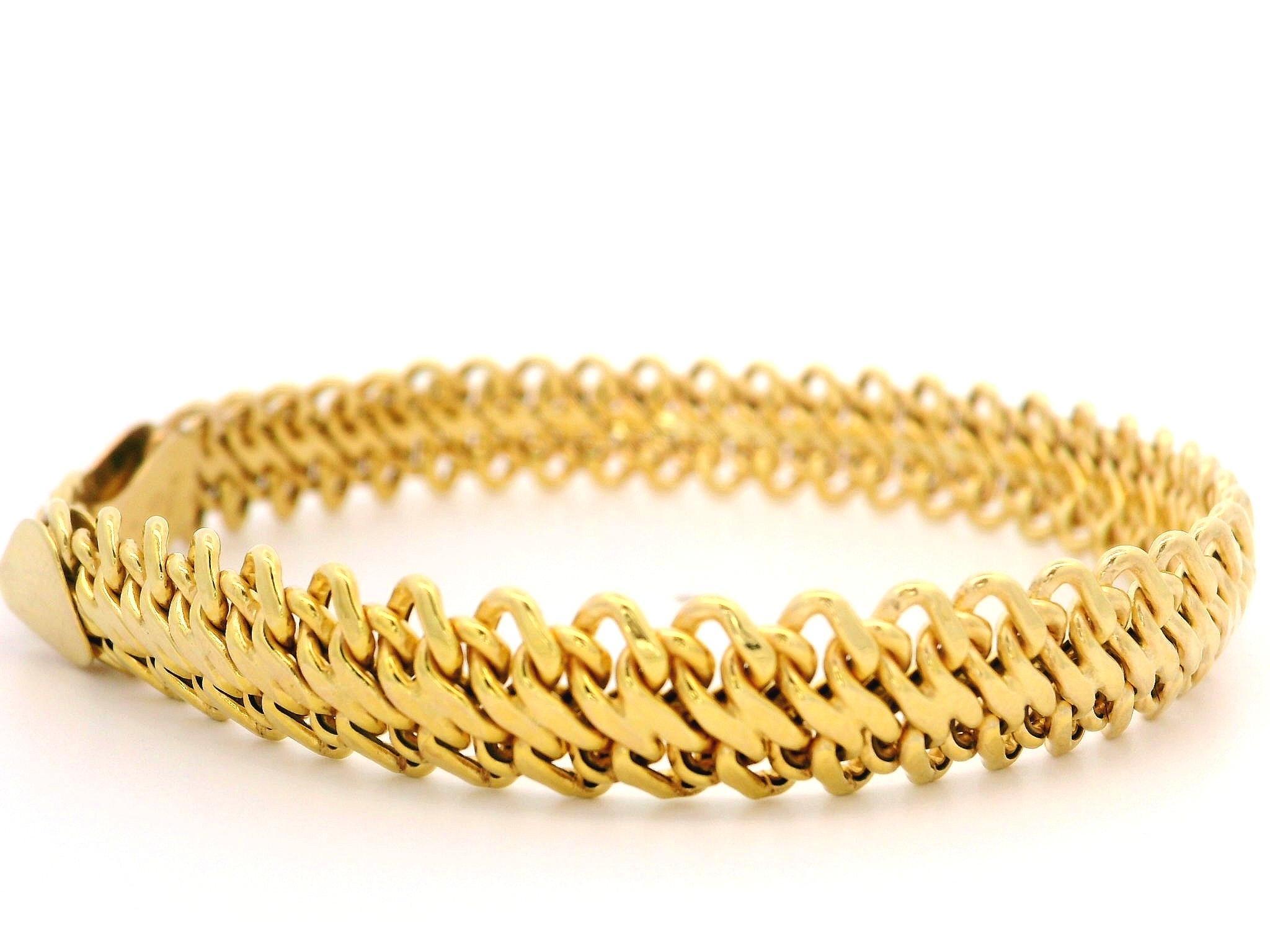 Material: Solid 14k Yellow Gold
Weight: 7.54 Grams
Type: Flat Slightly Domed link bracelet
Length: Measures 7.25