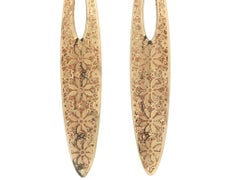 Boucles d'oreilles pendantes en or jaune 14k avec des fleurs texturées et détaillées