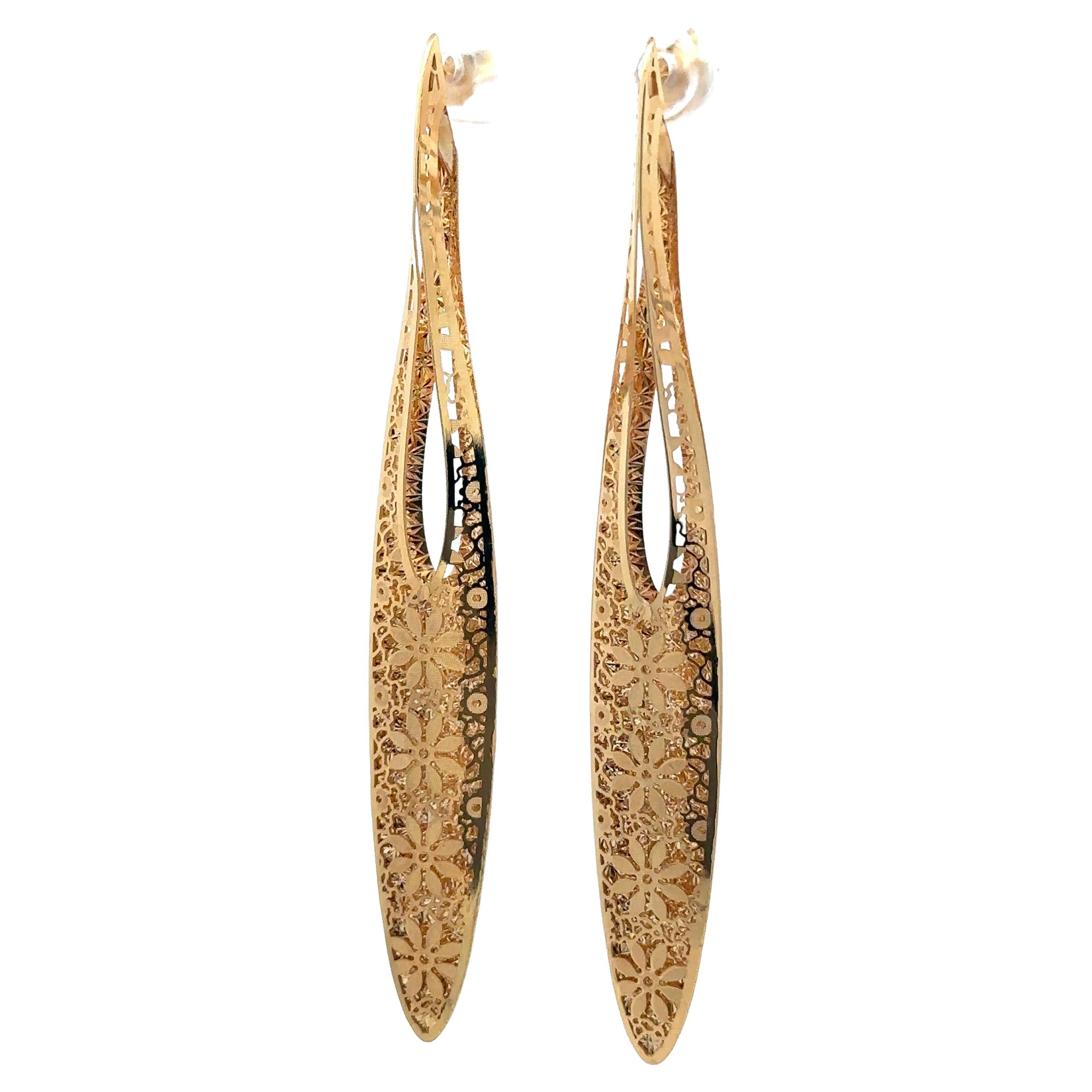 Orecchini pendenti lunghi in oro giallo 14k in filigrana con dettagli floreali in vendita