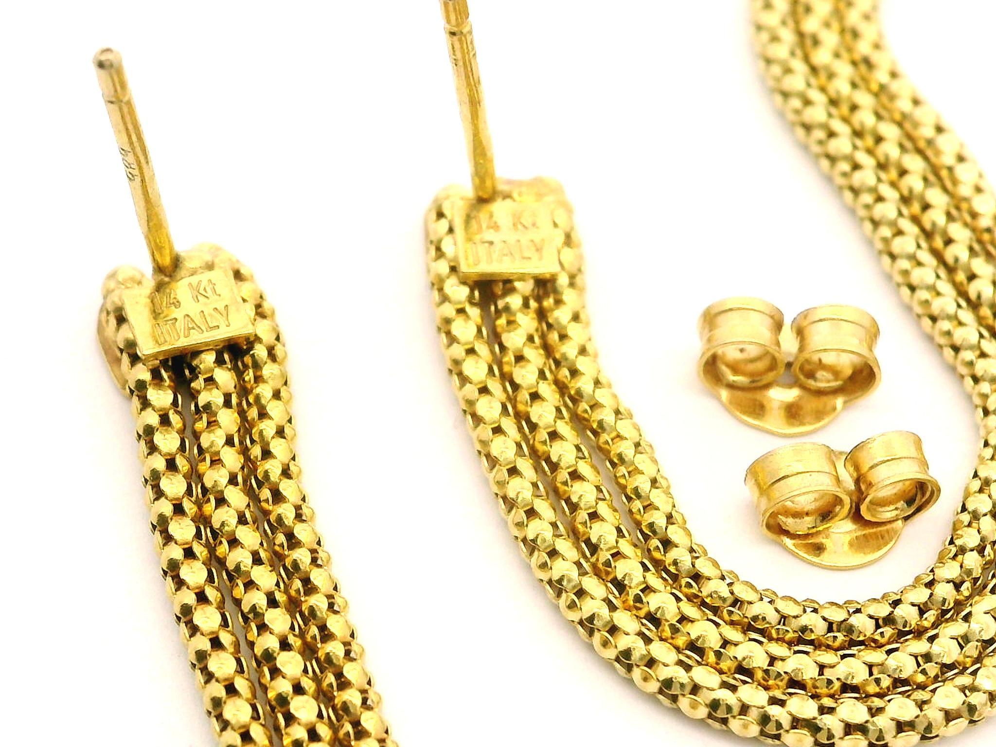 MATERIAL : Or jaune massif 14k
Poids : 8.44 grammes
Dos : Poteau avec fermeture papillon. (Les oreilles doivent être percées).
Largeur : 5,4 mm (au niveau de la pièce supérieure)
Hauteur : 132,7 mm (5,25