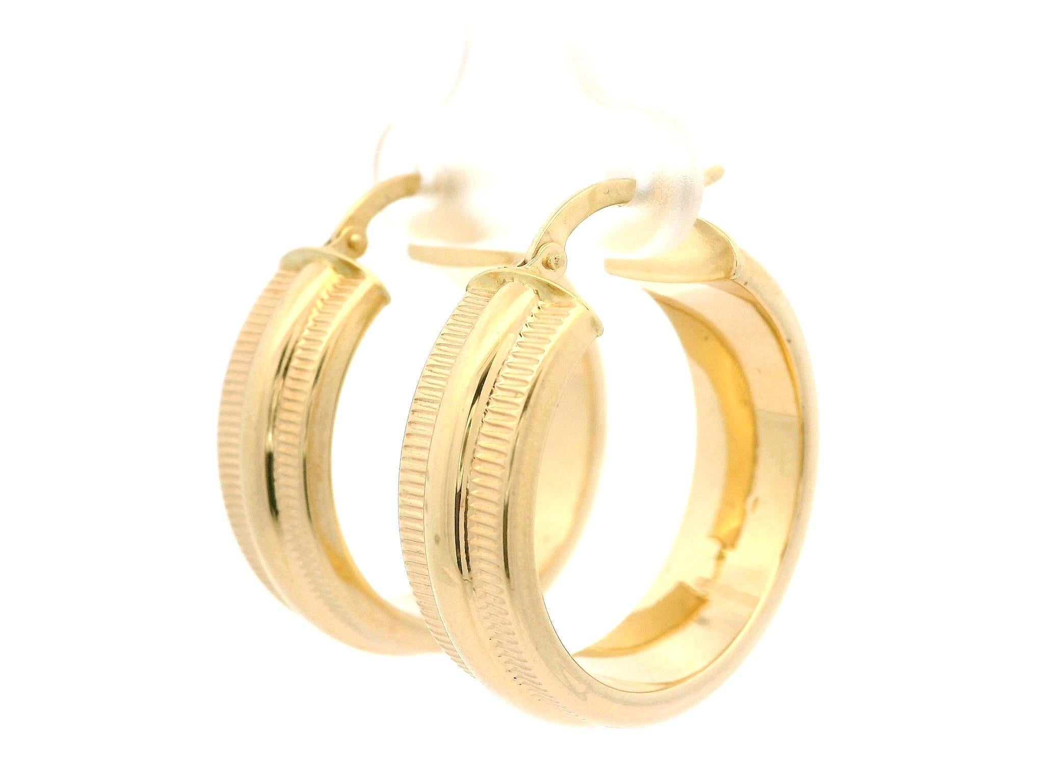 Italian 14k Yellow Gold Wide Coin Edge 27mm Large Hoop Earrings In Excellent Condition For Sale In Montclair, NJ