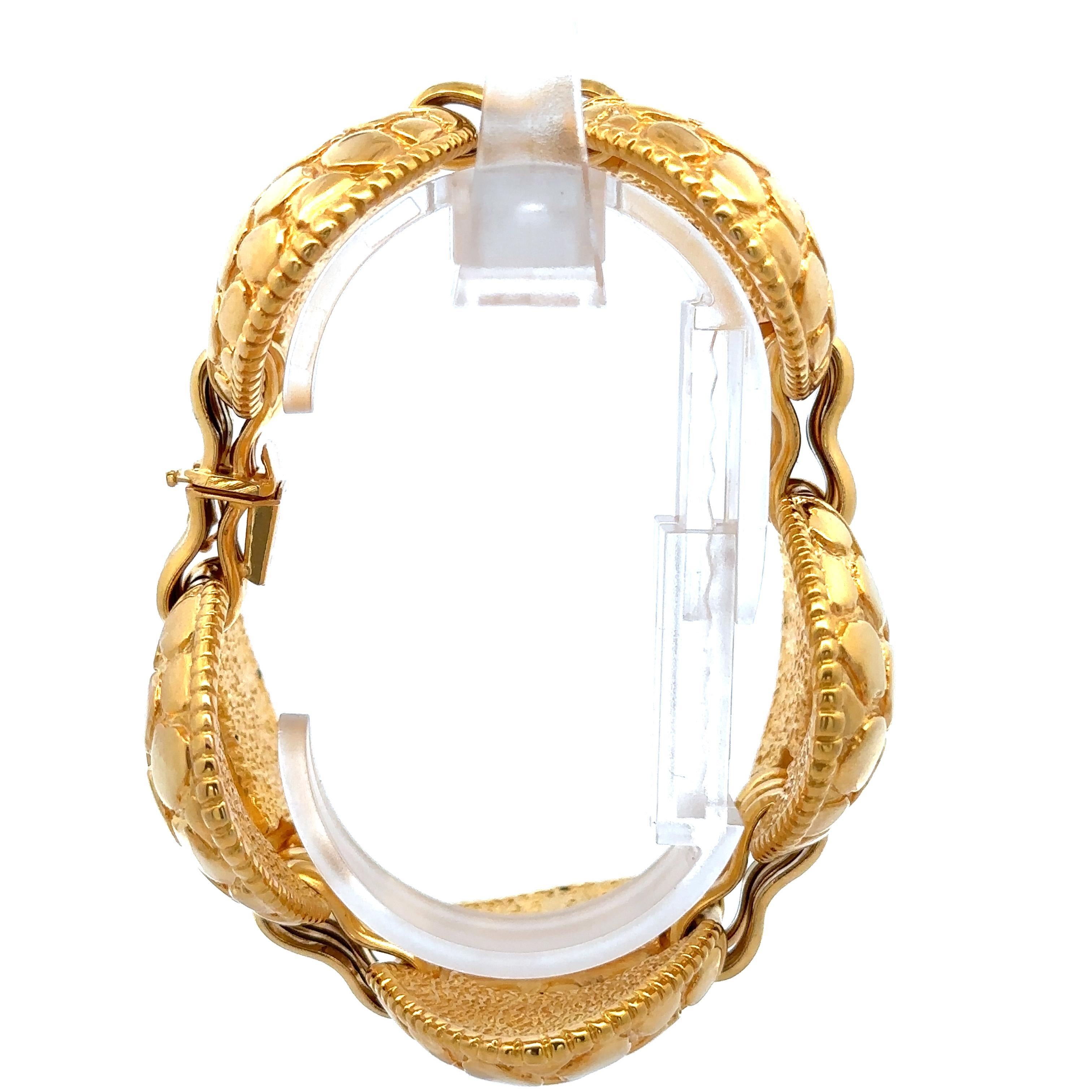 MATERIAL : Or jaune 14k massif - design creux bouffant
Poids : 34,71 grammes
Type : Bracelet de chaîne à maillons à motif de girafe, ouvert et large
Longueur : Mesure 7,75 pouces à côté d'une règle, s'adapte confortablement à un poignet de 7 pouces.