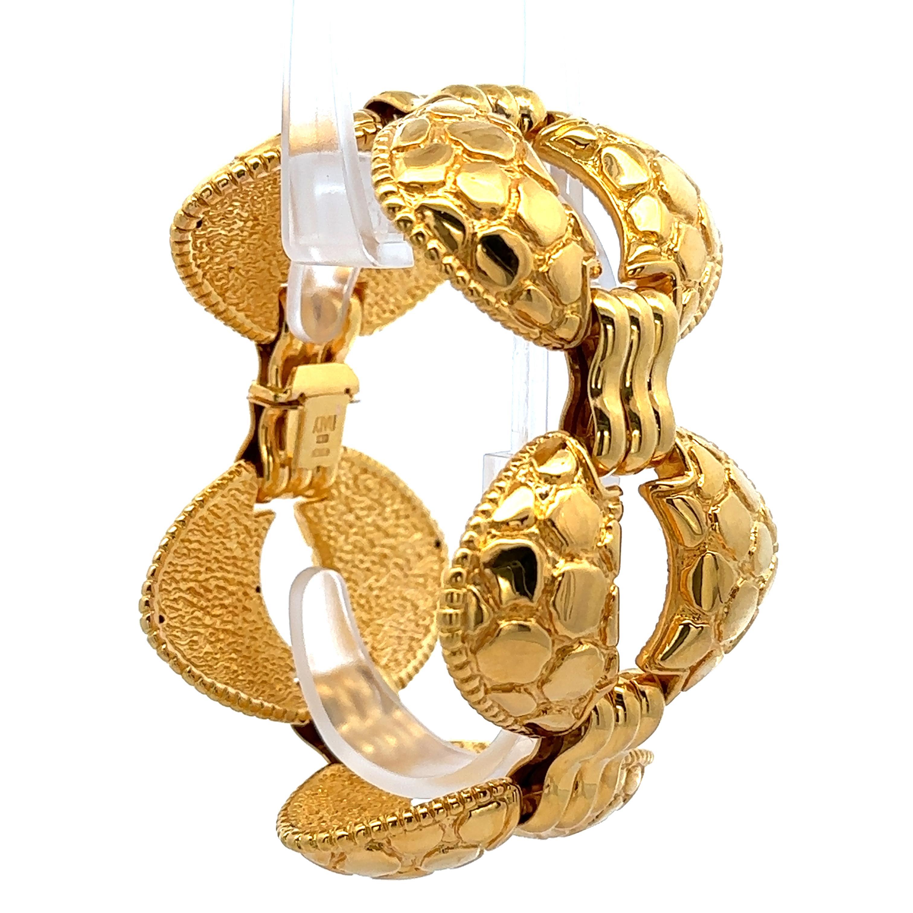 Bracelet italien en or jaune 14 carats à motif creux texturé de girafe ouverte et large Excellent état - En vente à Montclair, NJ