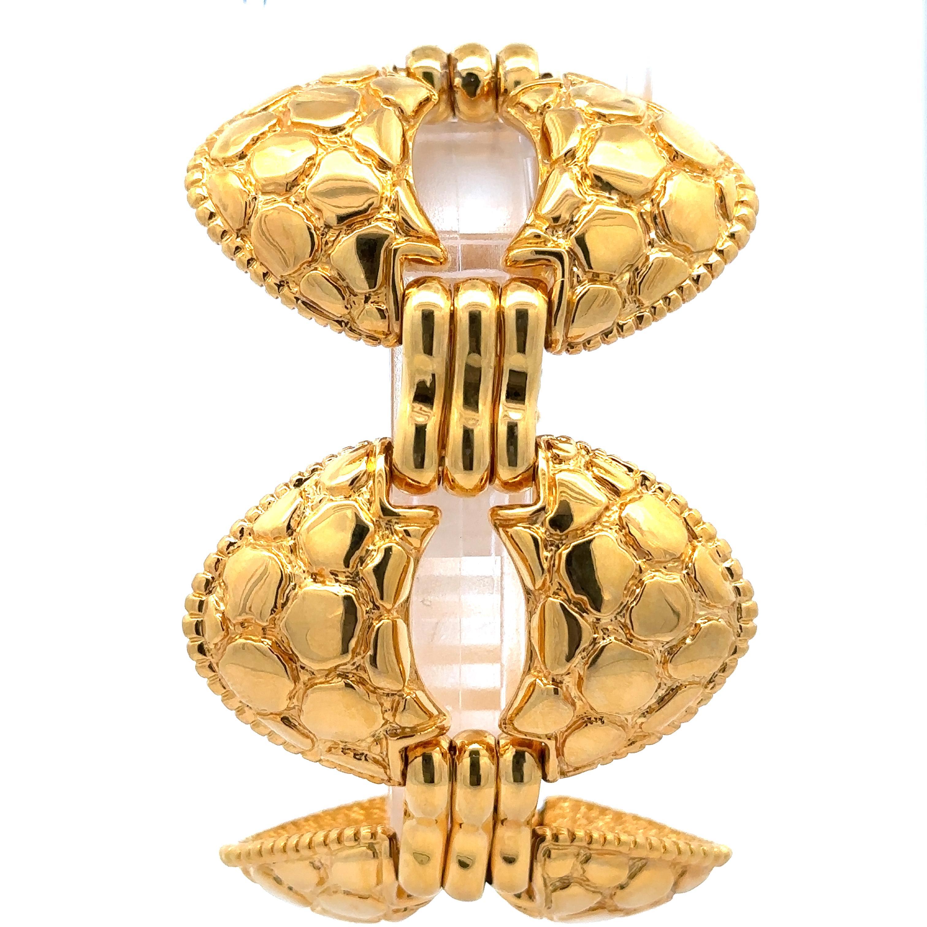 Bracelet italien en or jaune 14 carats à motif creux texturé de girafe ouverte et large Pour femmes en vente