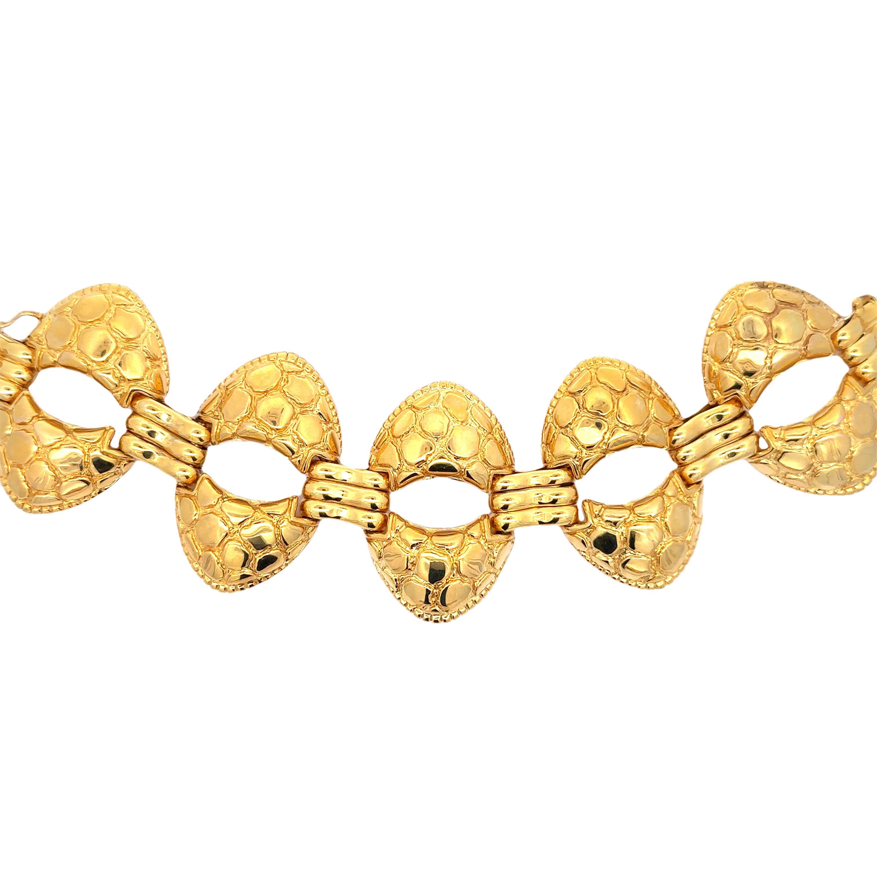 Bracelet italien en or jaune 14 carats à motif creux texturé de girafe ouverte et large en vente 1