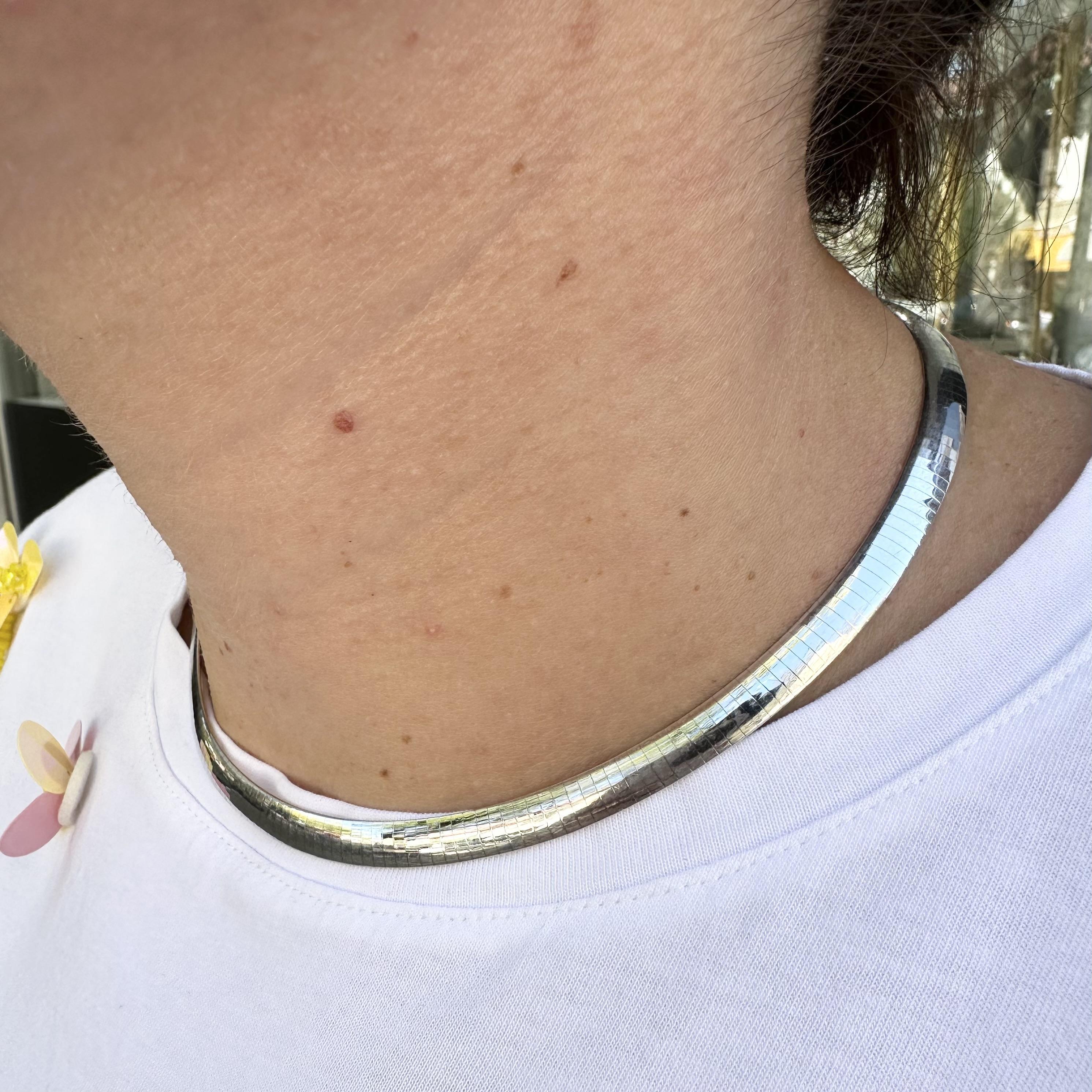 Collier italien en or jaune et blanc 14k avec chaîne à maillons oméga réversibles de 5,2 mm de large en vente 6
