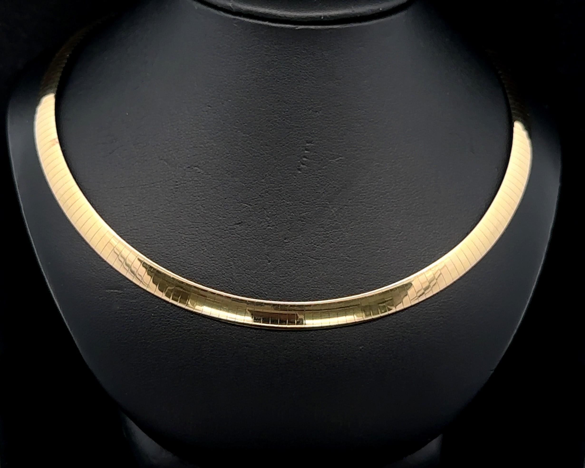 Collier italien en or jaune et blanc 14k avec chaîne à maillons oméga réversibles de 5,2 mm de large en vente 8