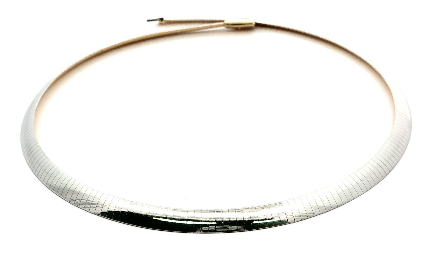 Collier italien en or jaune et blanc 14k avec chaîne à maillons oméga réversibles de 5,2 mm de large Excellent état - En vente à Montclair, NJ
