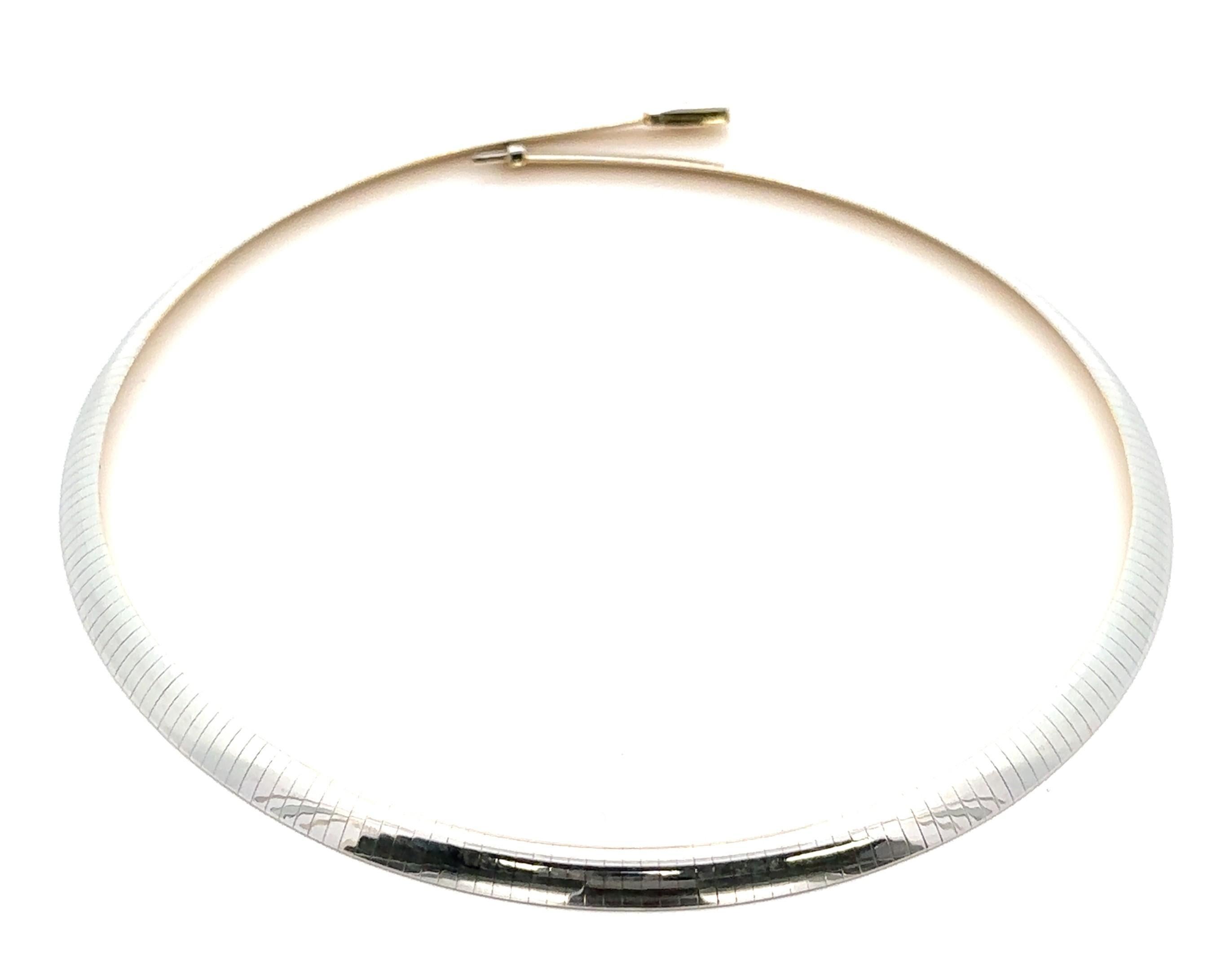 Collier italien en or jaune et blanc 14k avec chaîne à maillons oméga réversibles de 5,2 mm de large Pour femmes en vente