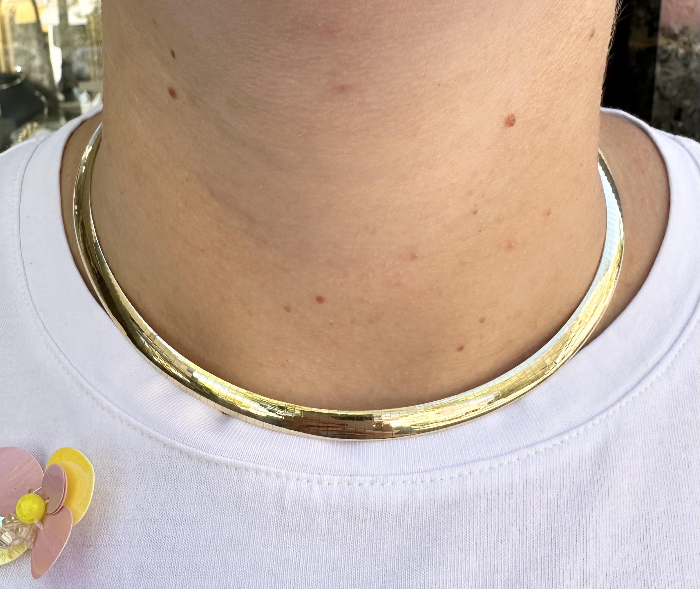 Collier italien en or jaune et blanc 14k avec chaîne à maillons oméga réversibles de 5,2 mm de large en vente 3