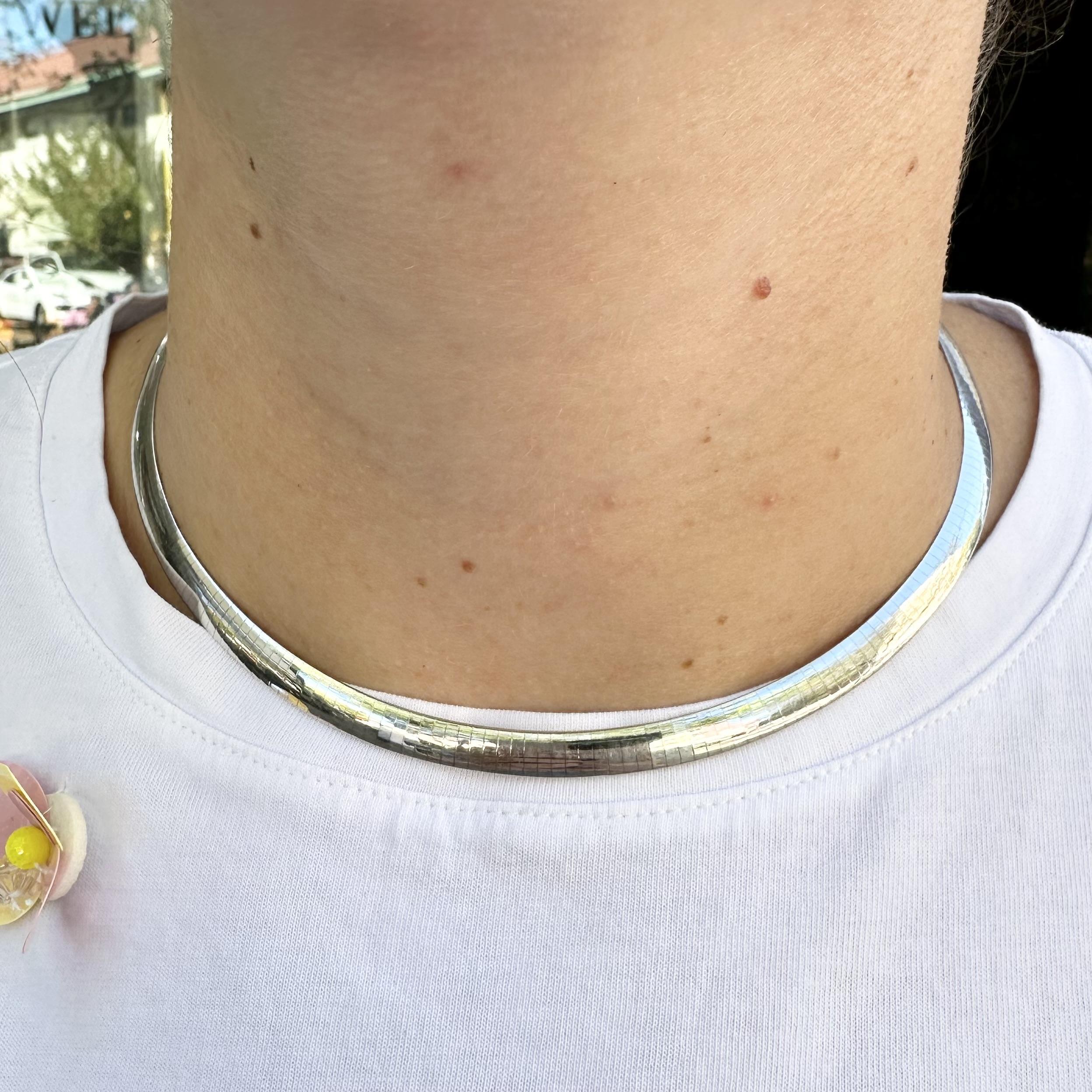 Collier italien en or jaune et blanc 14k avec chaîne à maillons oméga réversibles de 5,2 mm de large en vente 4