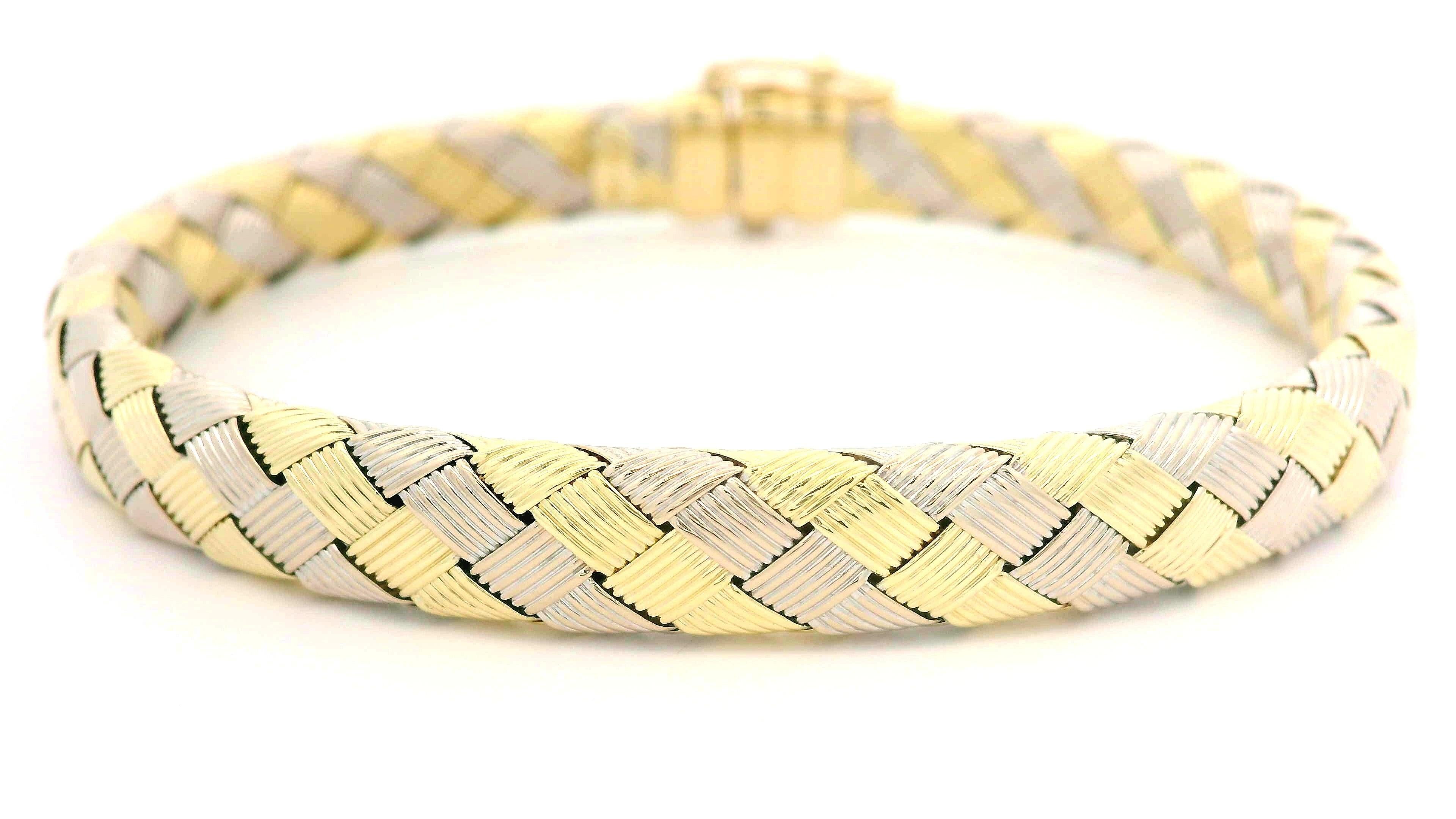 MATERIAL : Or blanc et jaune 14k massif
Poids : 15,73 grammes
Type : Bracelet en forme de panier texturé
Longueur : S'adapte confortablement à un poignet de 6,75 pouces. (ajusté sur un poignet)
Fermoir : Fermoir en boîte avec verrou de sécurité