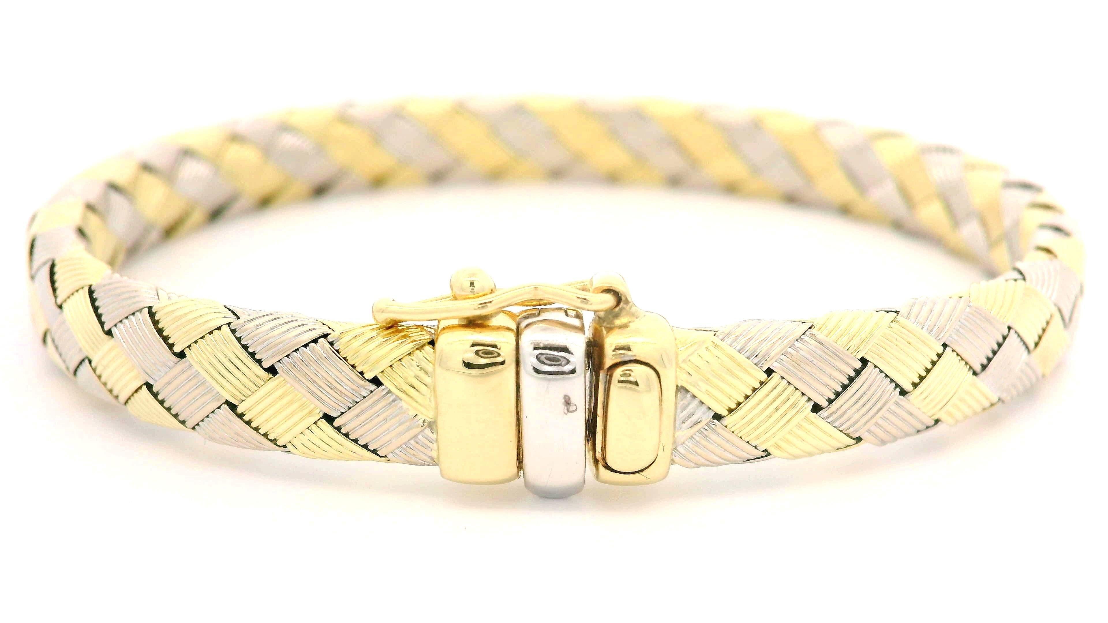 Bracelet italien en or jaune et blanc 14k 7.4mm Textured Basket Weave Bangle Excellent état - En vente à Montclair, NJ