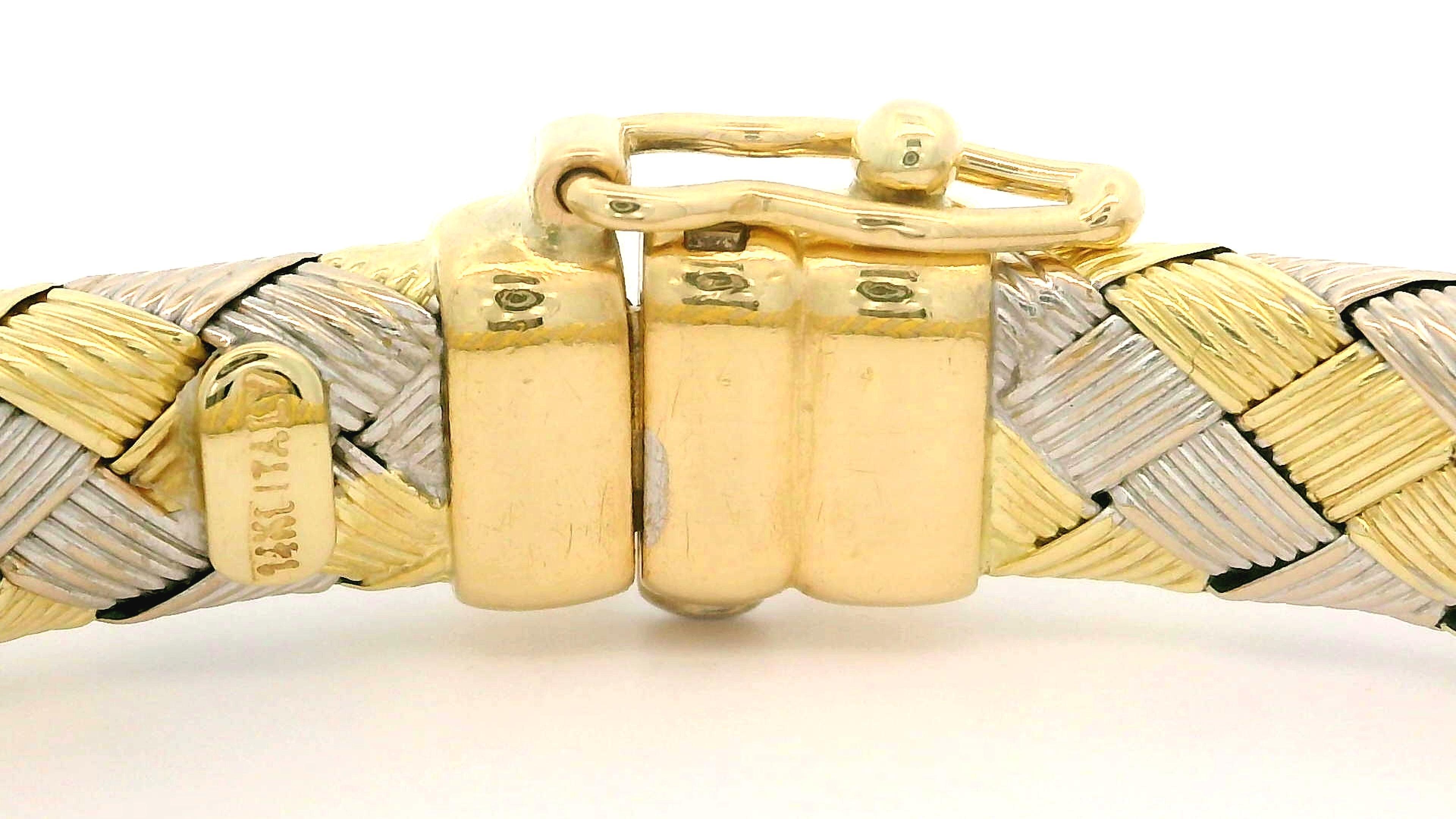 Bracelet italien en or jaune et blanc 14k 7.4mm Textured Basket Weave Bangle Pour femmes en vente