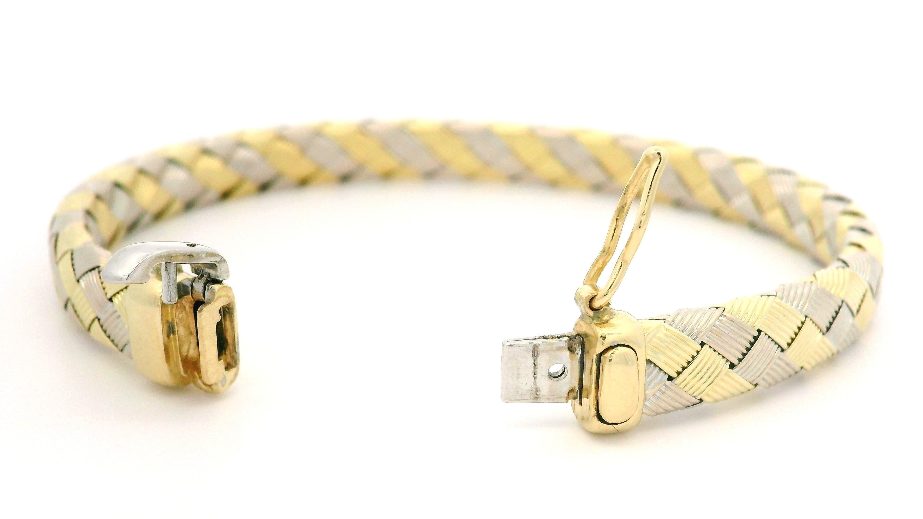 Bracelet italien en or jaune et blanc 14k 7.4mm Textured Basket Weave Bangle en vente 1