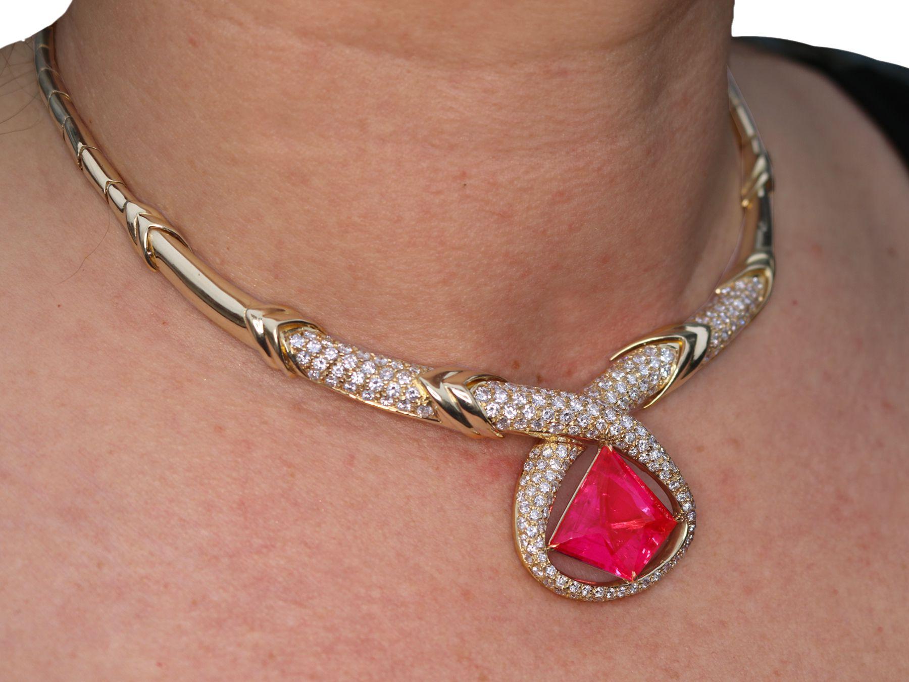 Italian 15.65 Carat Pink Tourmaline and 6.90 Carat Diamond Yellow Gold Necklace For Sale 5