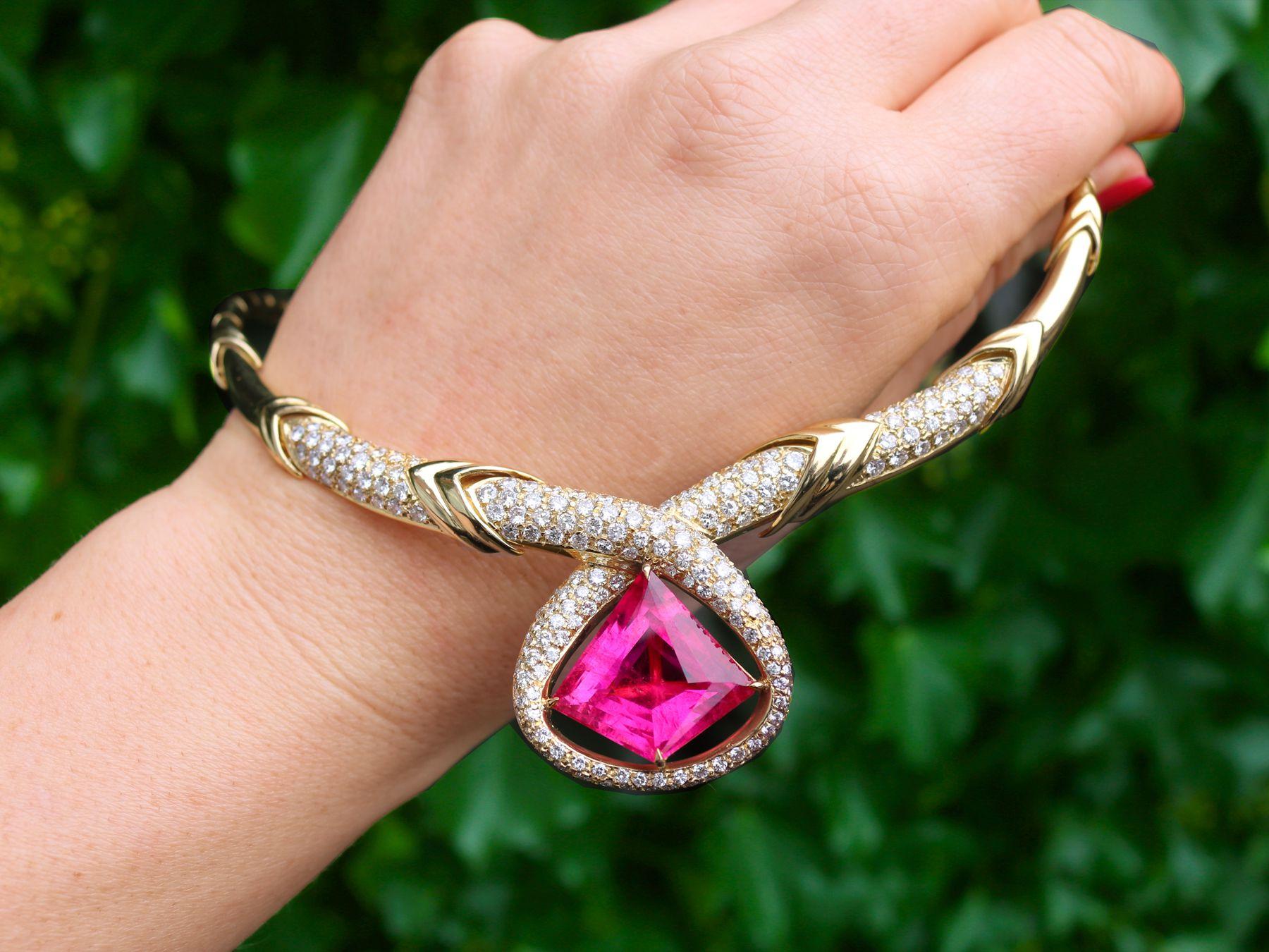 Ein atemberaubendes, feines und beeindruckendes italienisches Collier aus 18 Karat Gelbgold mit 15,65 Karat rosa Turmalin und 6,90 Karat Diamanten; Teil unserer vielfältigen Edelsteinschmuckkollektionen.

Diese atemberaubende italienische