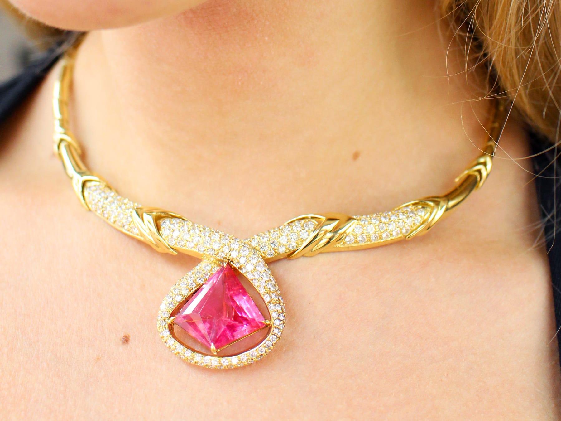 Italienische Halskette aus Gelbgold mit 15,65 Karat rosa Turmalin und 6,90 Karat Diamanten (Kiteschliff) im Angebot