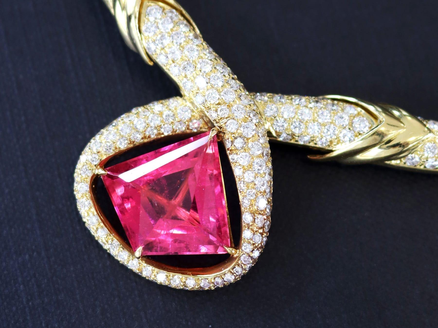 Taille losange Collier italien en or jaune avec tourmaline rose 15,65 carats et diamants 6,90 carats en vente