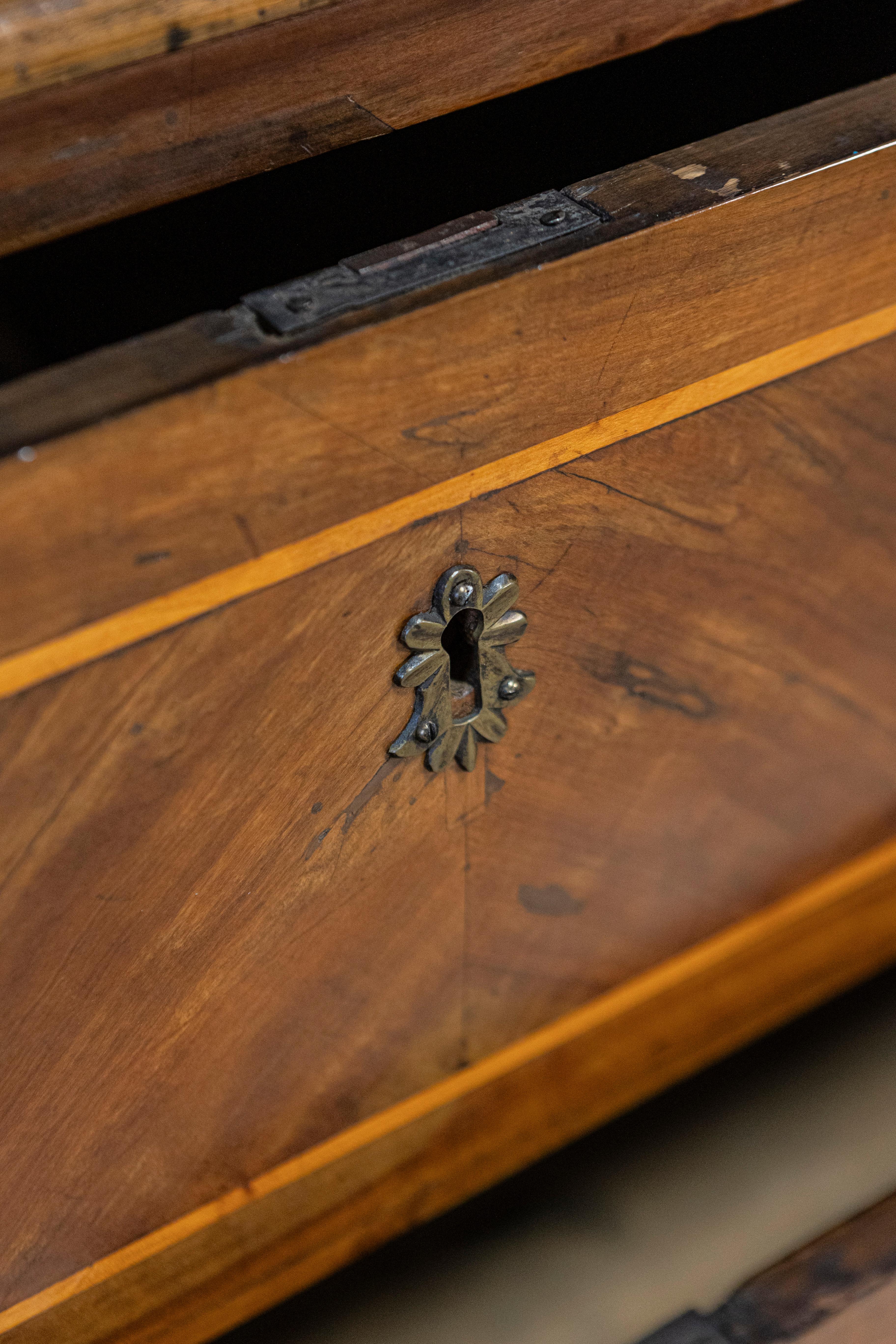 Italienische Kommode aus Nussbaum und Esche von 1690 mit drei Schubladen und Intarsienverzierung im Angebot 3
