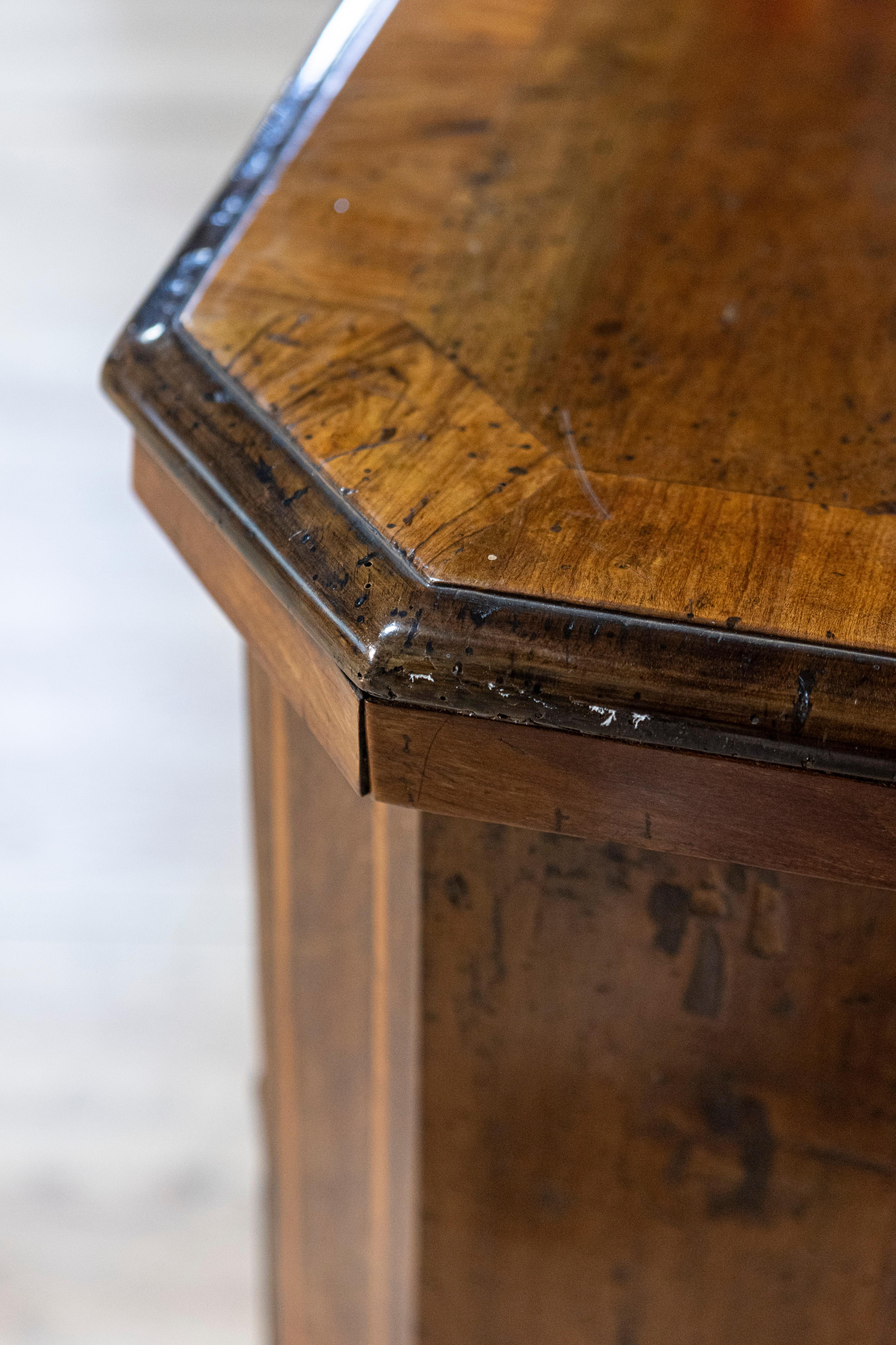 Italienische Kommode aus Nussbaum und Esche von 1690 mit drei Schubladen und Intarsienverzierung im Angebot 5