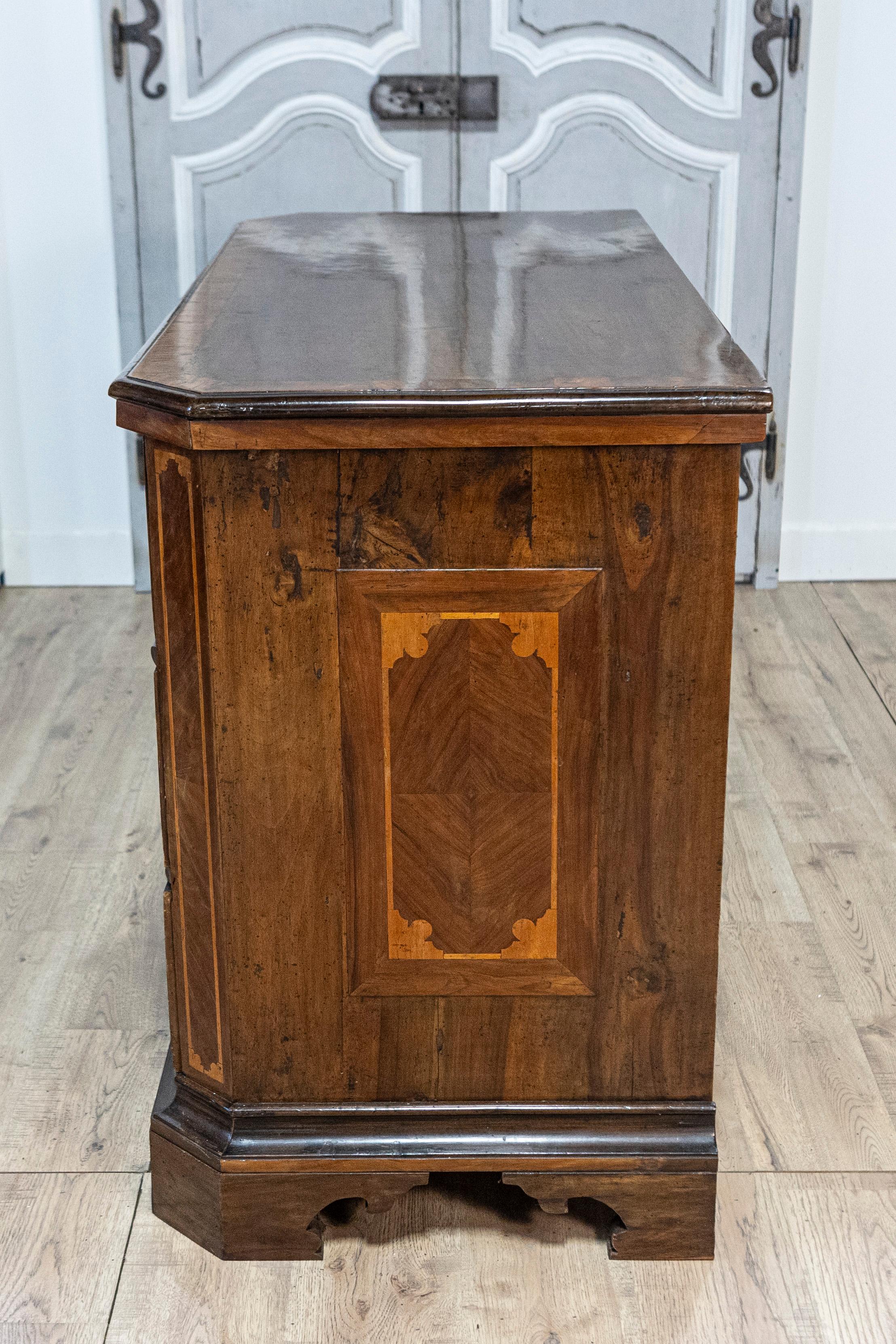 Italienische Kommode aus Nussbaum und Esche von 1690 mit drei Schubladen und Intarsienverzierung im Angebot 6