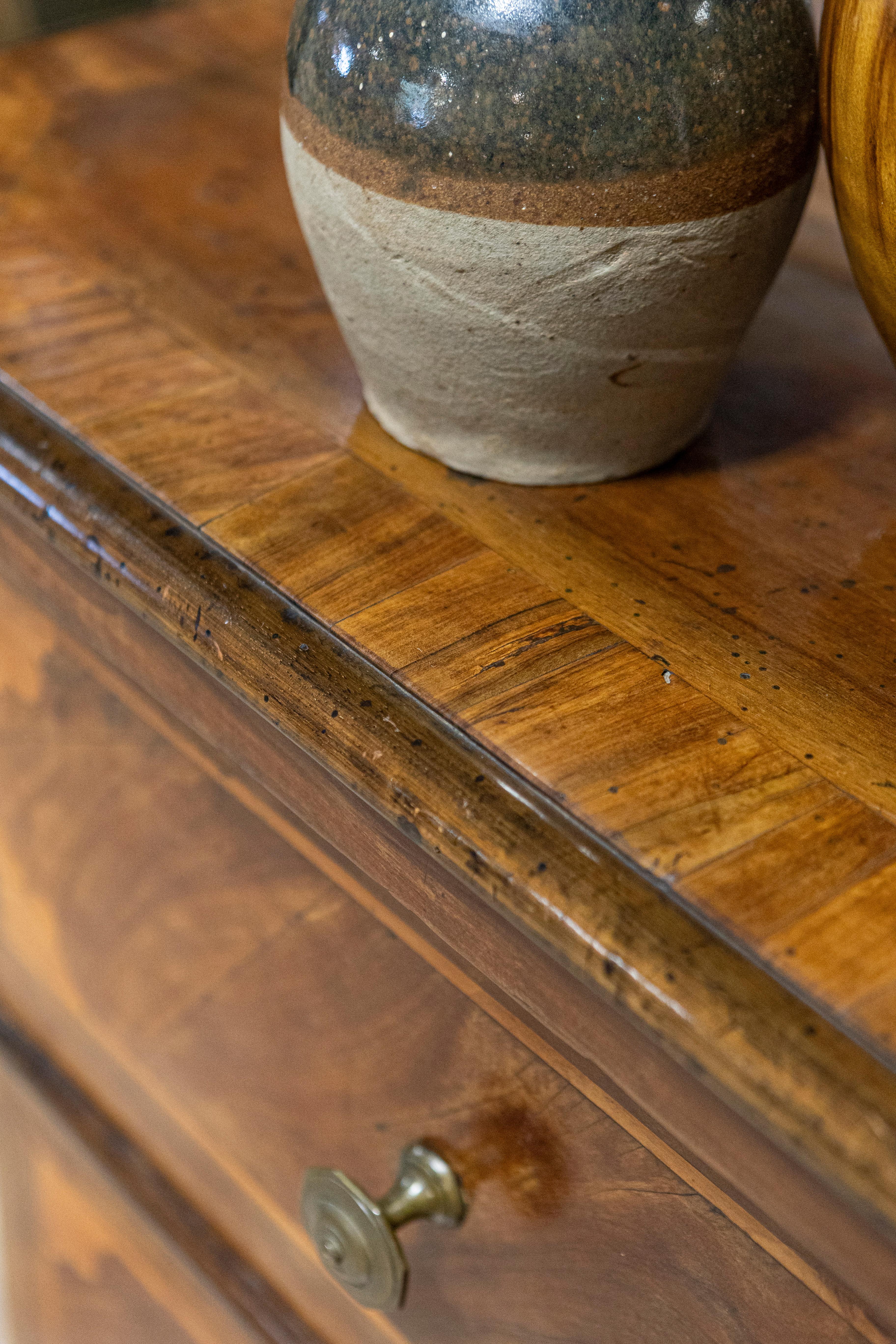 Italienische Kommode aus Nussbaum und Esche von 1690 mit drei Schubladen und Intarsienverzierung im Angebot 7