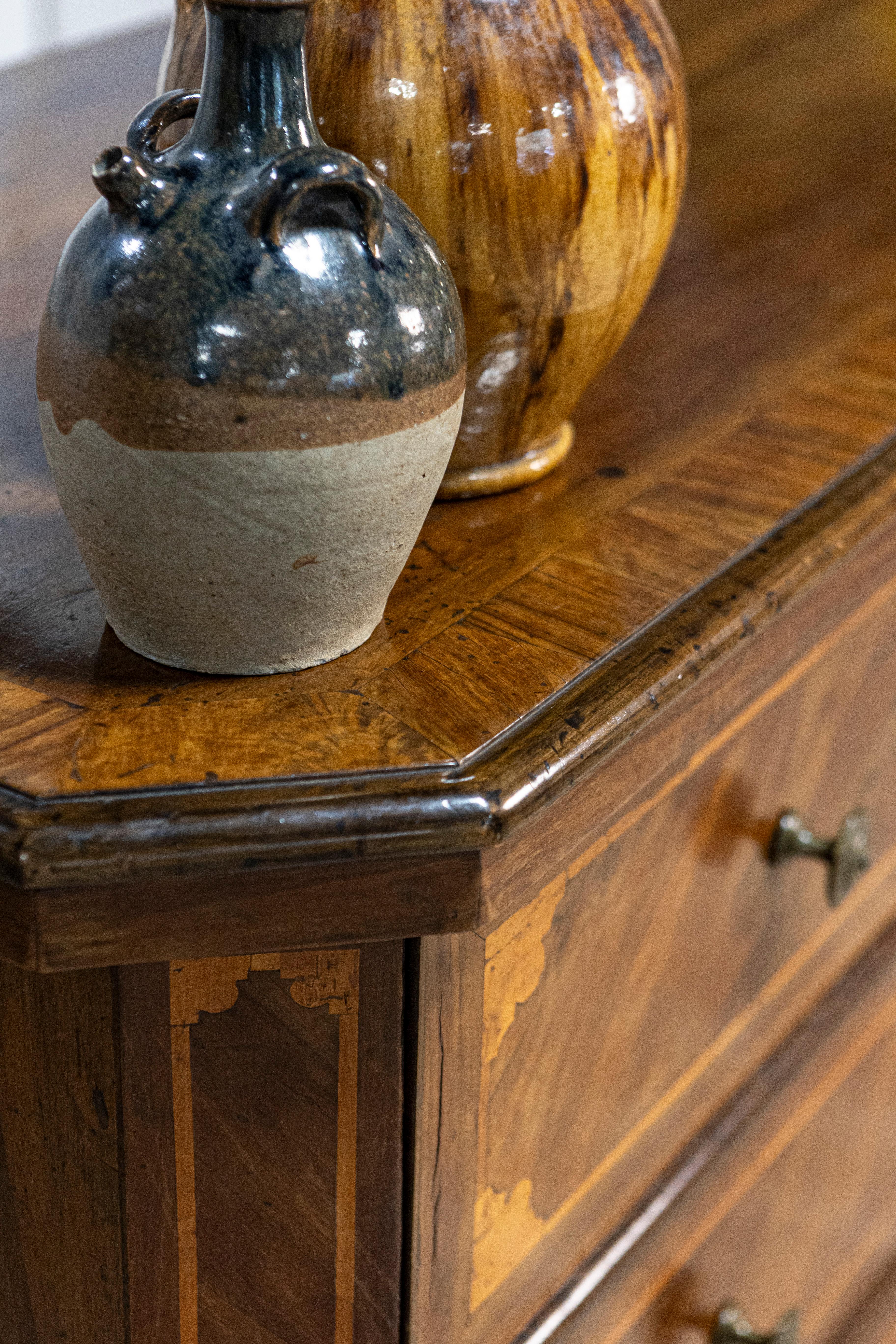 Italienische Kommode aus Nussbaum und Esche von 1690 mit drei Schubladen und Intarsienverzierung im Angebot 10