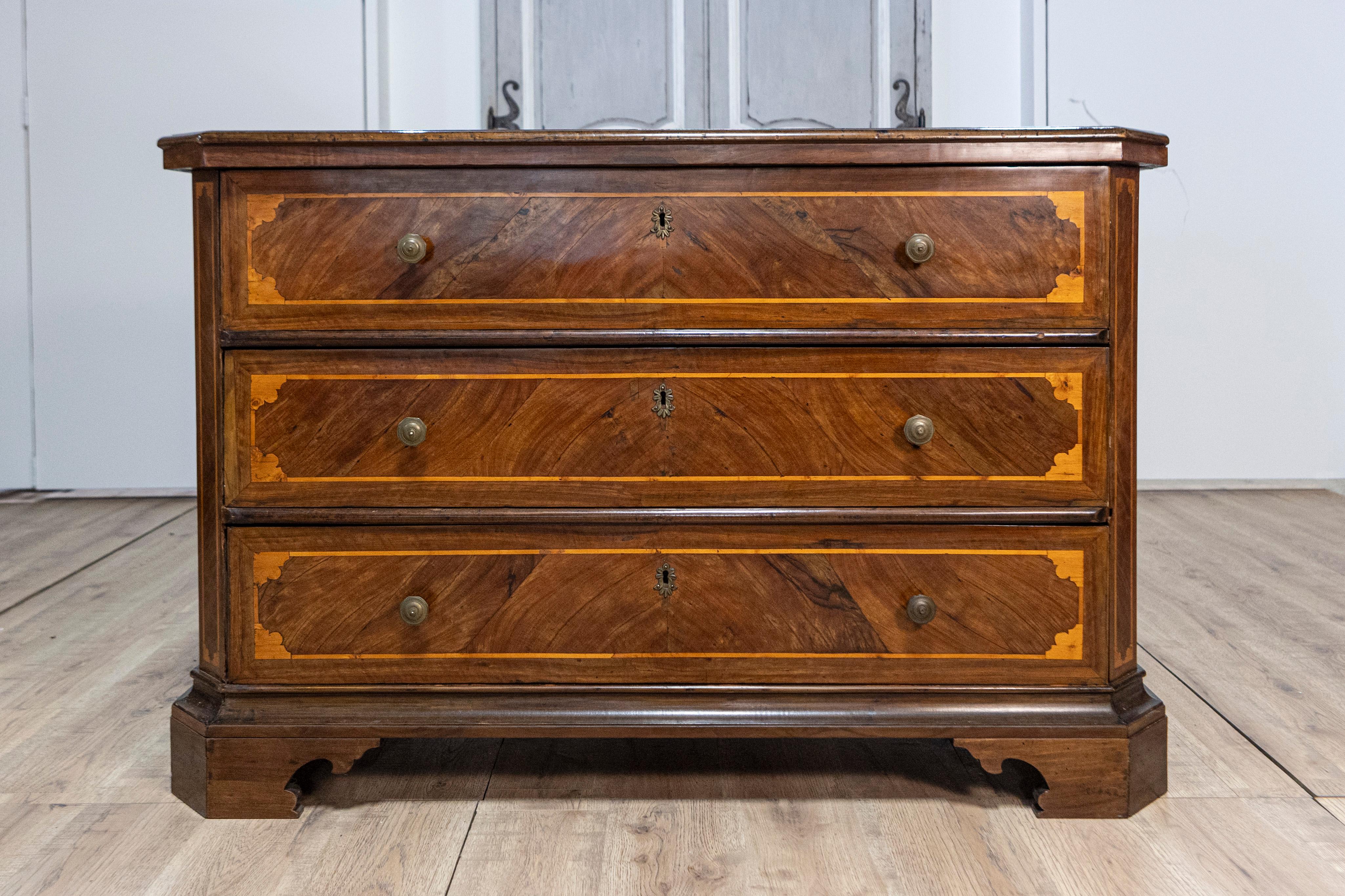 Italienische Kommode aus Nussbaum und Esche von 1690 mit drei Schubladen und Intarsienverzierung (Barock) im Angebot