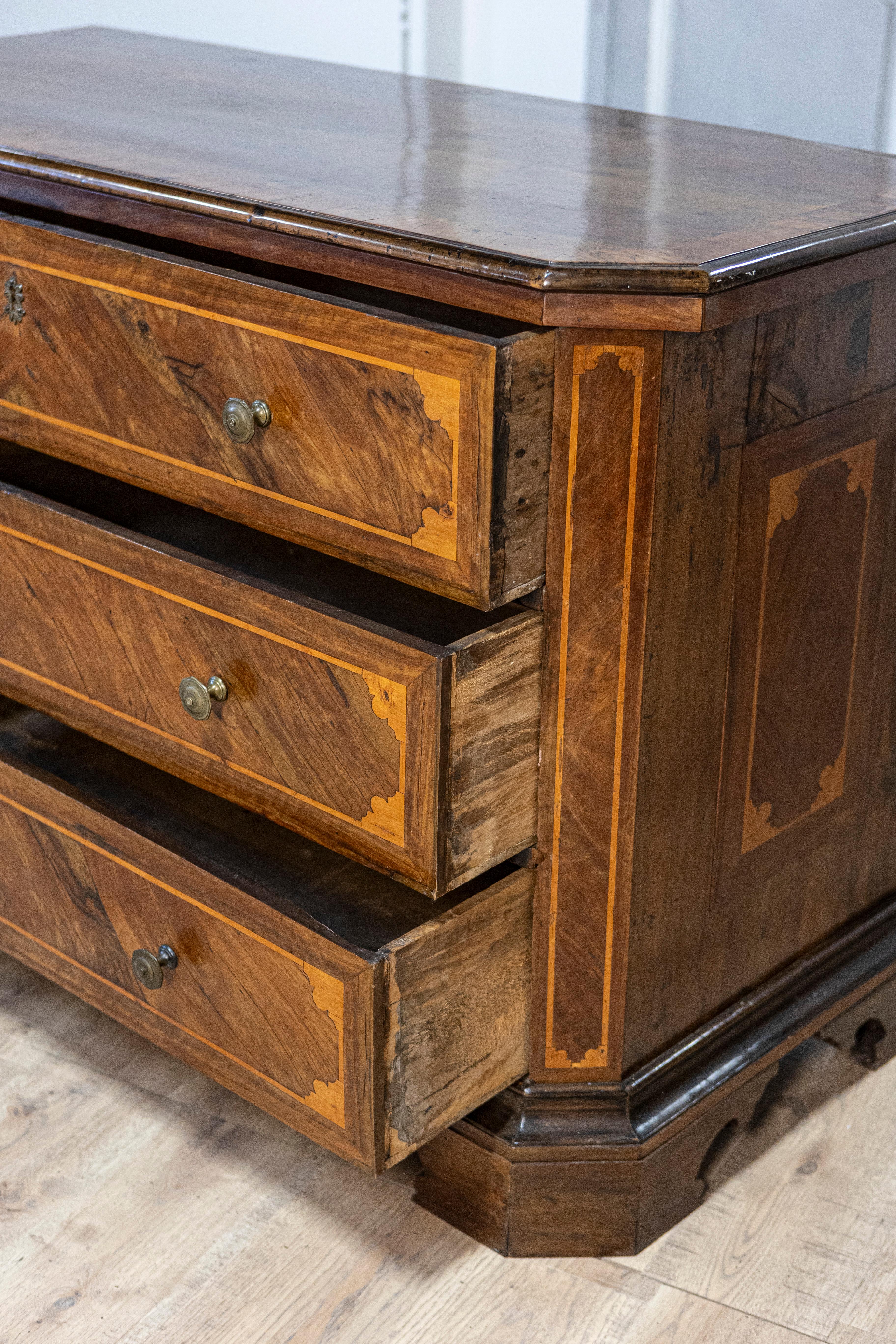 Italienische Kommode aus Nussbaum und Esche von 1690 mit drei Schubladen und Intarsienverzierung im Zustand „Gut“ im Angebot in Atlanta, GA
