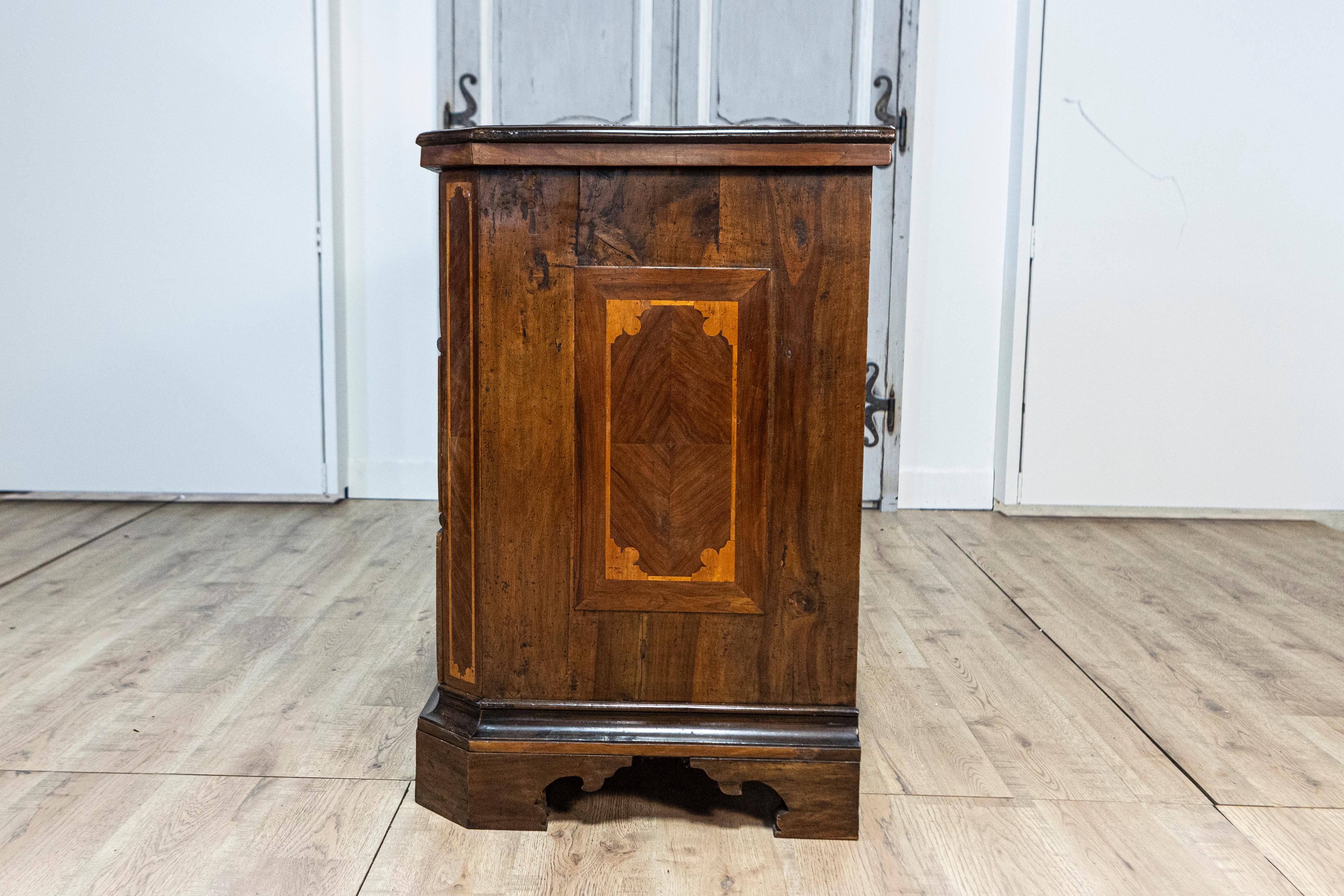 Italienische Kommode aus Nussbaum und Esche von 1690 mit drei Schubladen und Intarsienverzierung (17. Jahrhundert) im Angebot