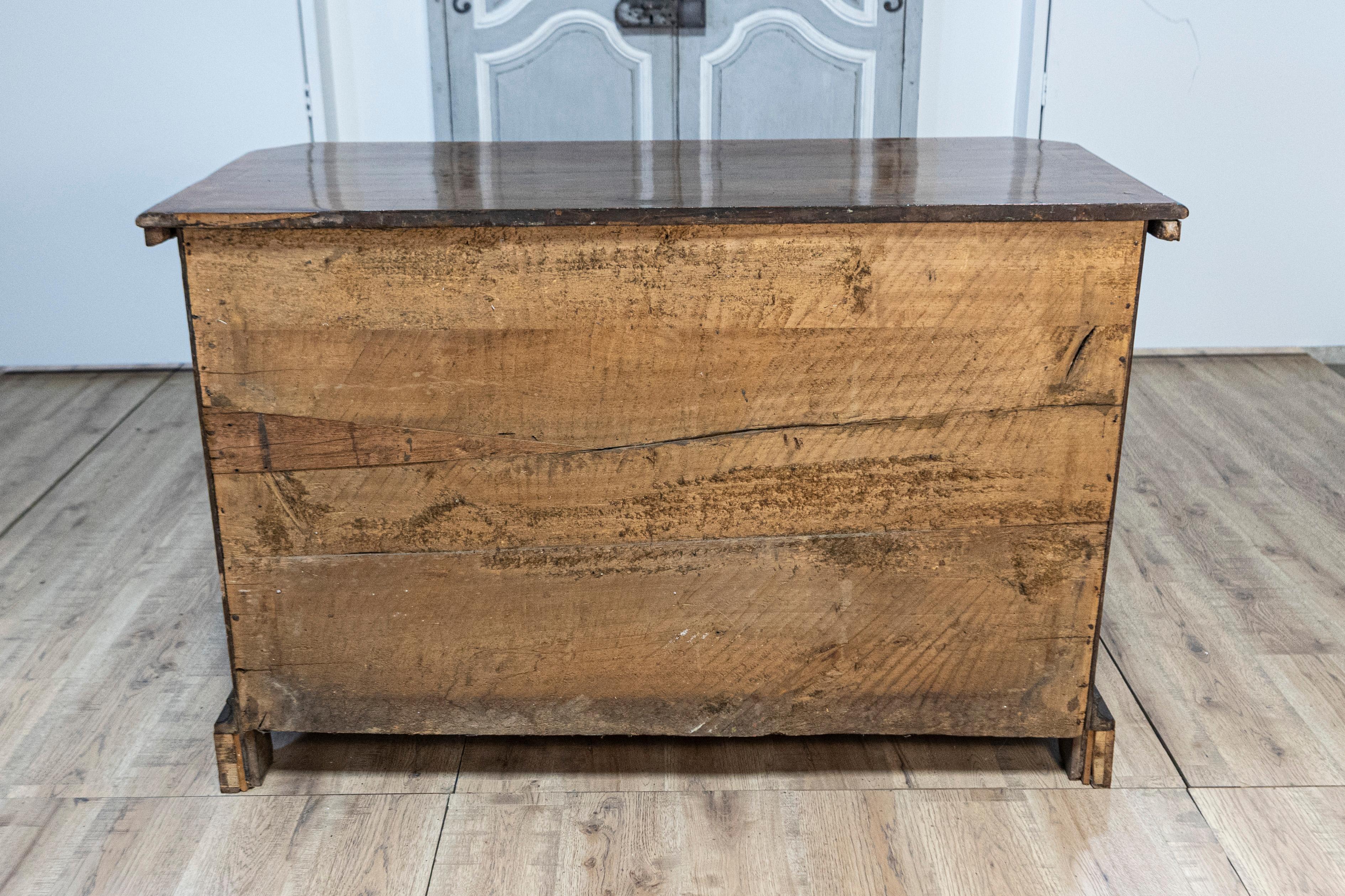Italienische Kommode aus Nussbaum und Esche von 1690 mit drei Schubladen und Intarsienverzierung (Holz) im Angebot