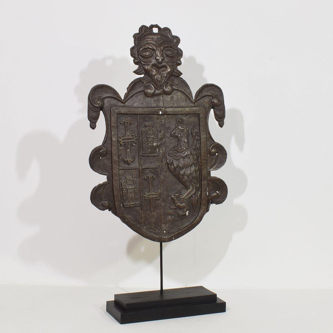 Italian 16th/ 17th Century Folk Art Forged  Iron Coat of Arms In Good Condition For Sale In Buisson, FR