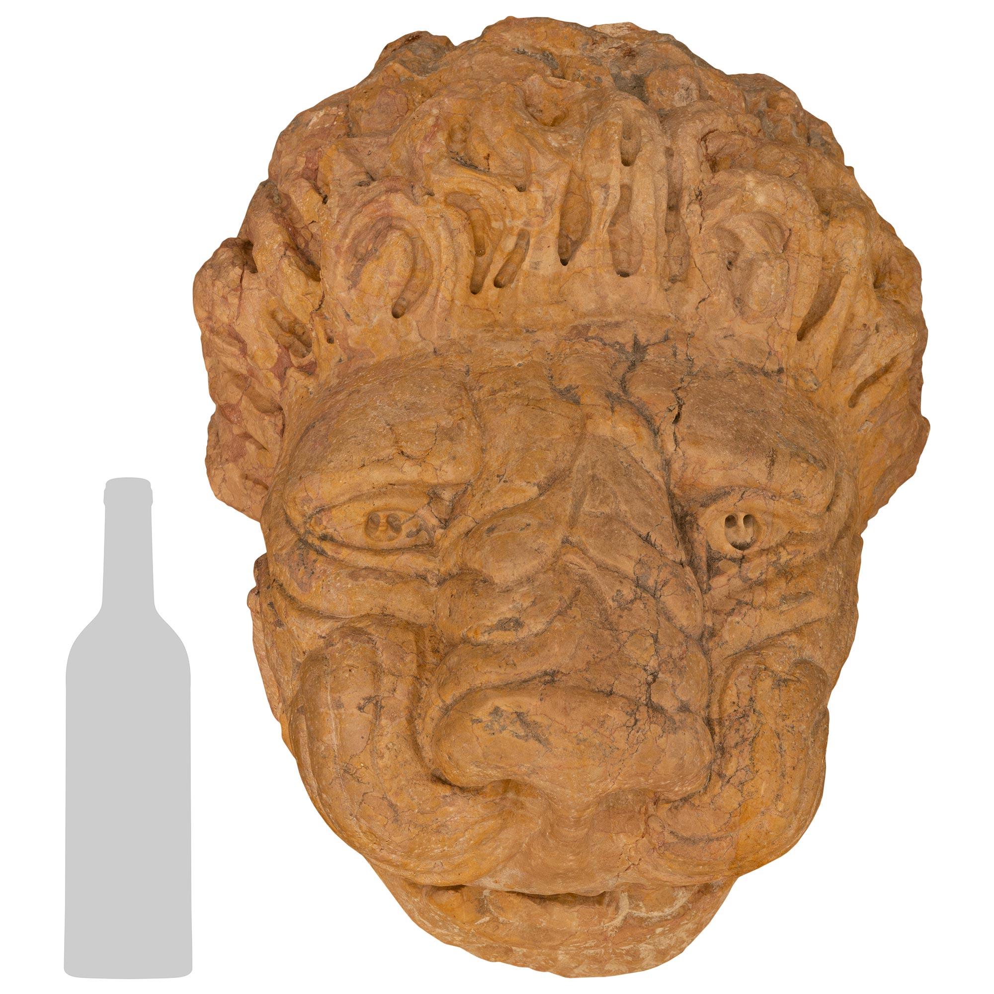 Une exceptionnelle et très impressionnante tête de fontaine en marbre Rosso Verona des XVIe et XVIIe siècles. Cette tête de lion en marbre, rare et très importante, présente une gueule ouverte d'où tombe l'eau. L'attention portée aux détails est