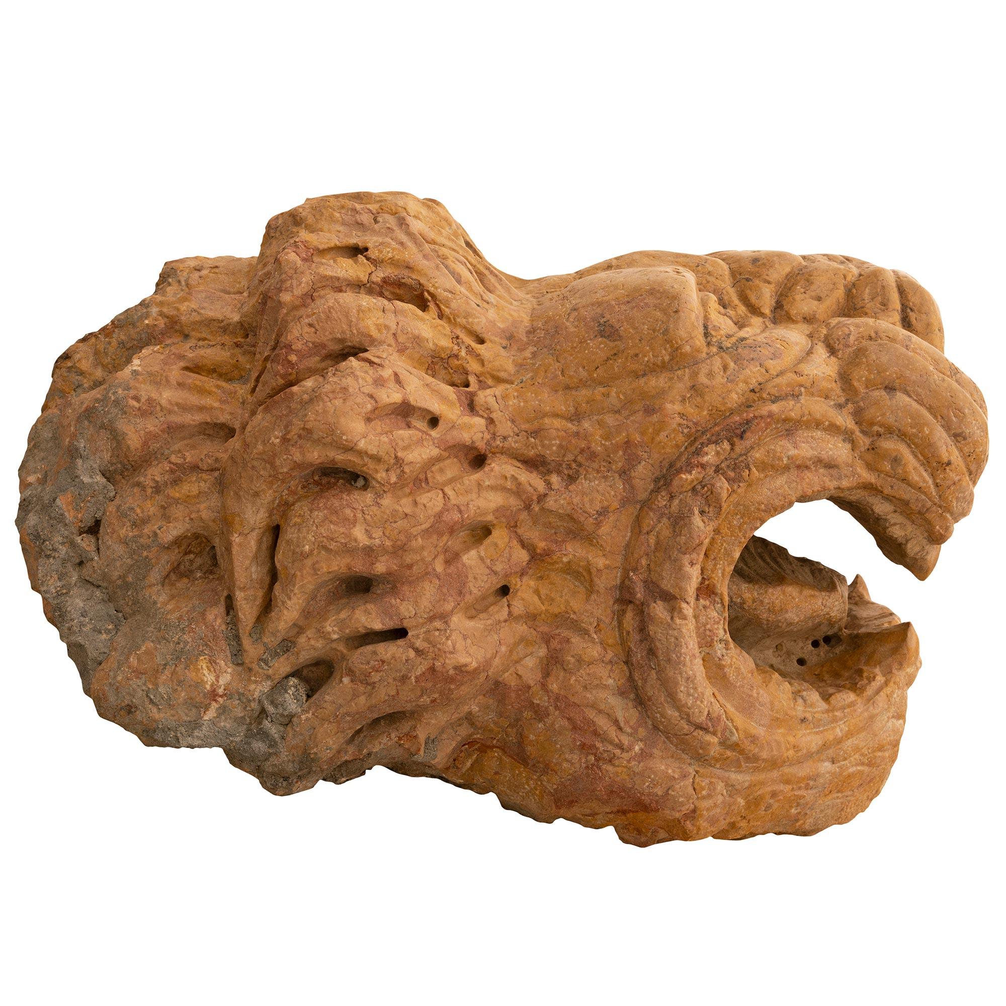 XVIIIe siècle et antérieur Tête de fontaine italienne en marbre Rosso Verona des XVIe et XVIIe siècles en vente