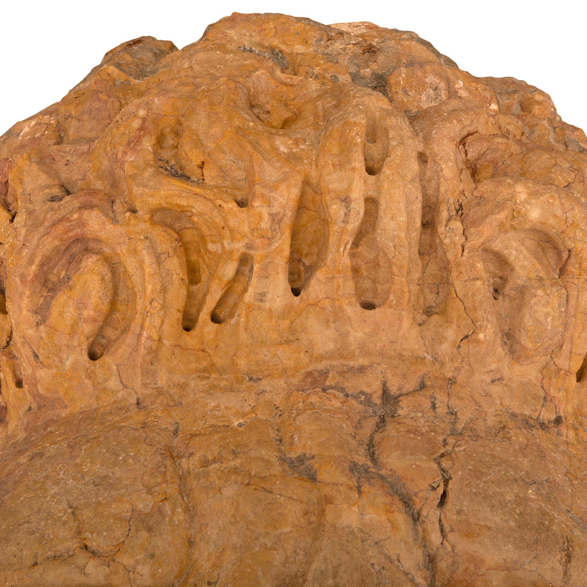 Marbre Tête de fontaine italienne en marbre Rosso Verona des XVIe et XVIIe siècles en vente