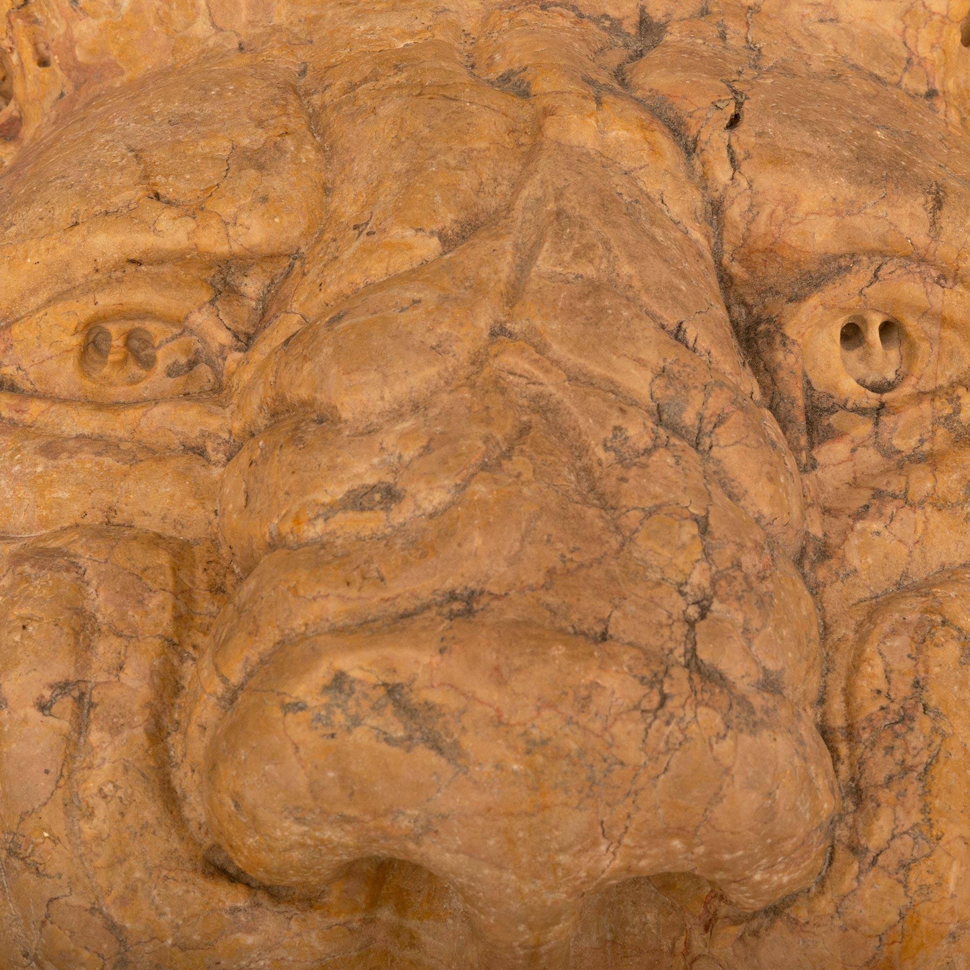 Tête de fontaine italienne en marbre Rosso Verona des XVIe et XVIIe siècles en vente 1