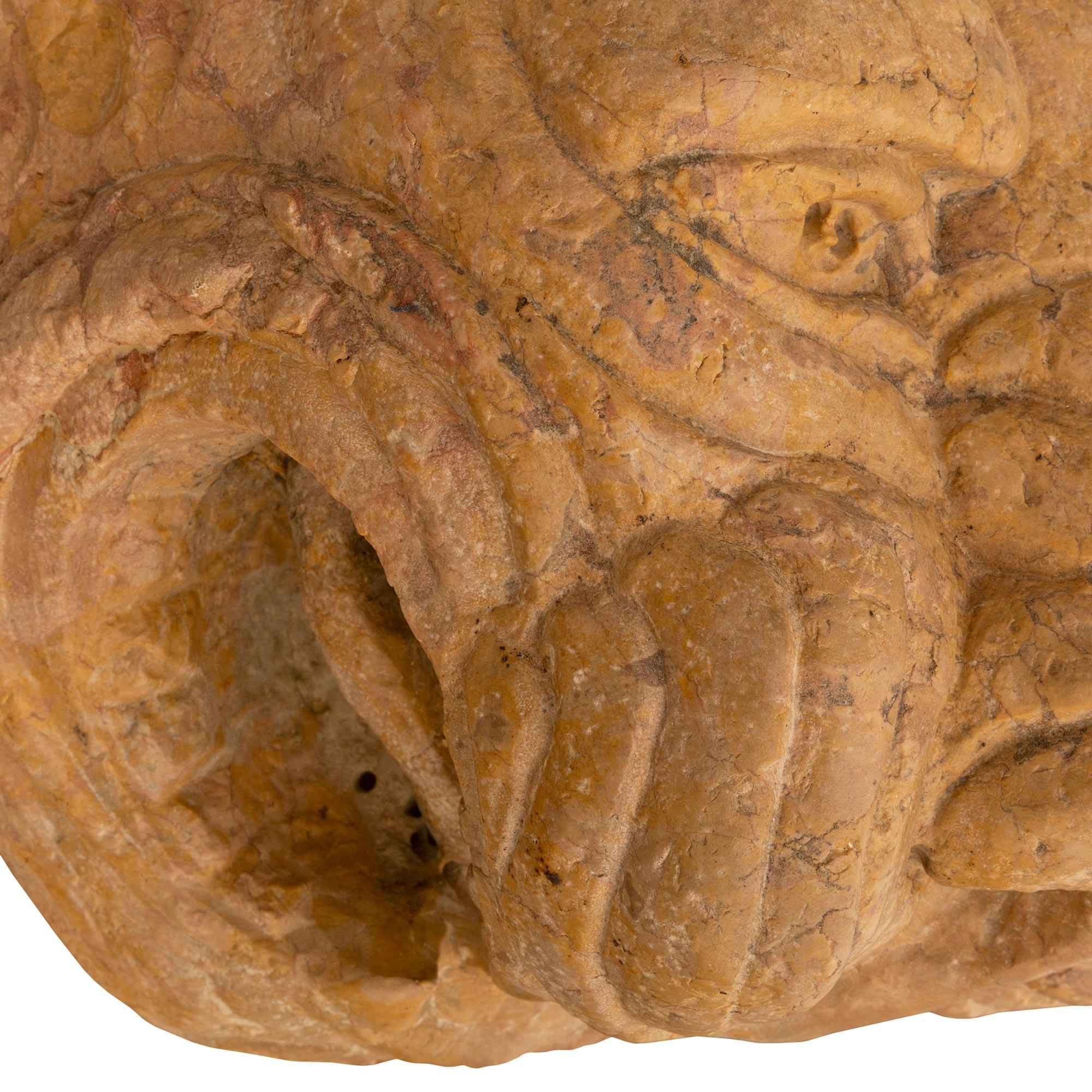 Tête de fontaine italienne en marbre Rosso Verona des XVIe et XVIIe siècles en vente 2